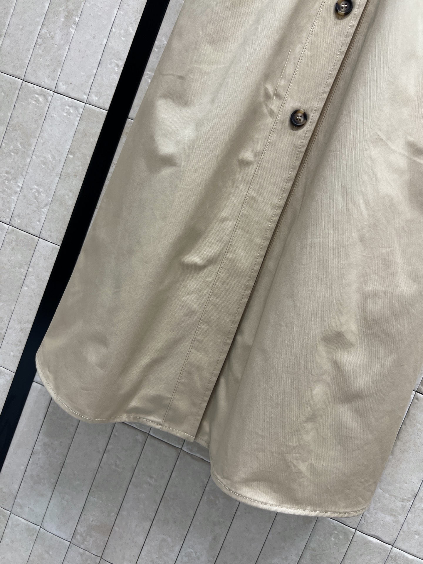 D家 26早秋新款 收腰连衣裙 棉质面料挺括抗皱不易变形 短袖卷边剪裁利落 单排扣全开襟设计 搭配金属圆环腰带 轻松勾勒