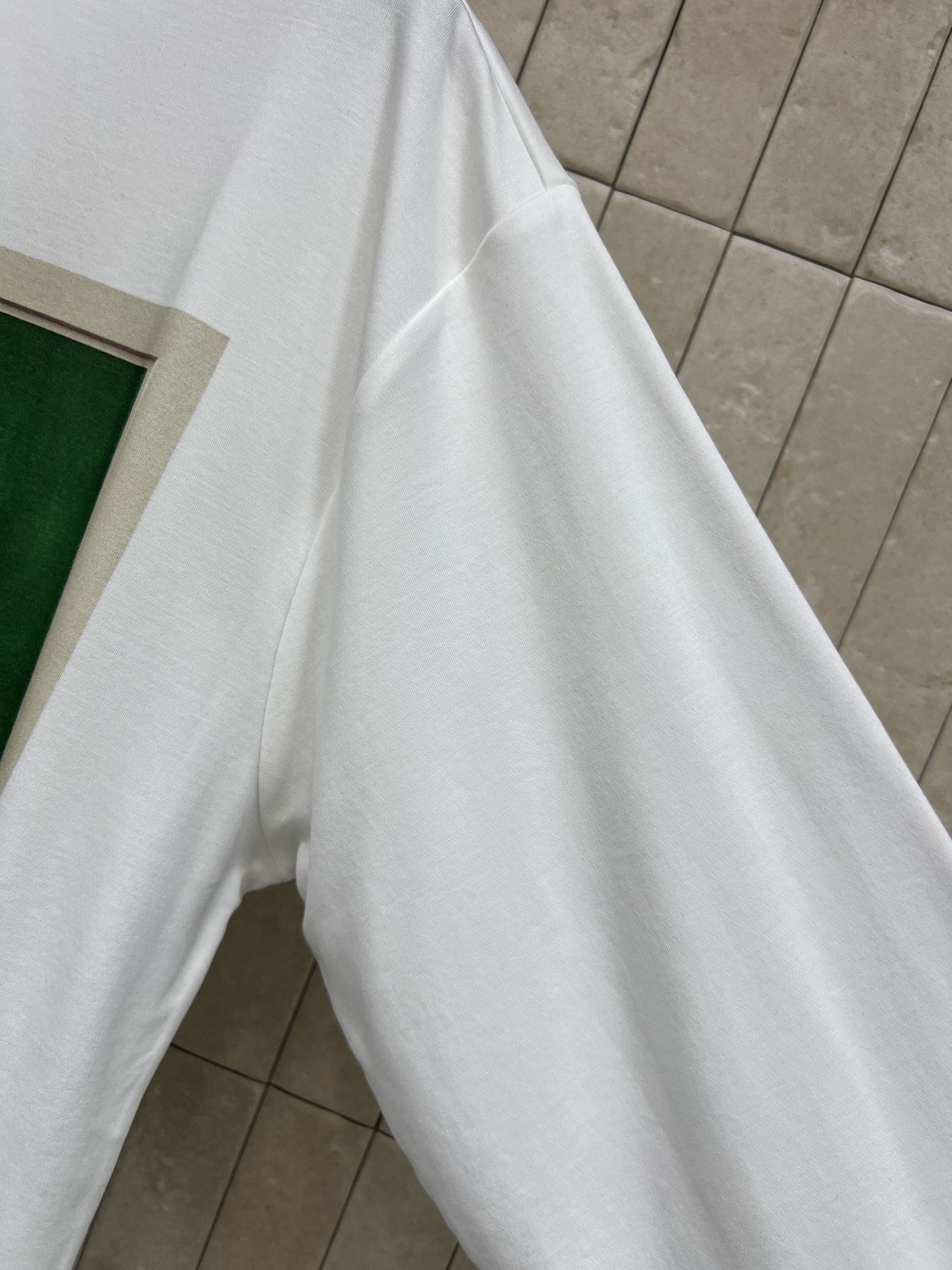 L家 26早秋新款 白色印花长袖上衣 柔软亲肤的棉质面料 上身舒适透气 简约圆领版型不挑人 胸前趣味小羊穿长靴的油画风印
