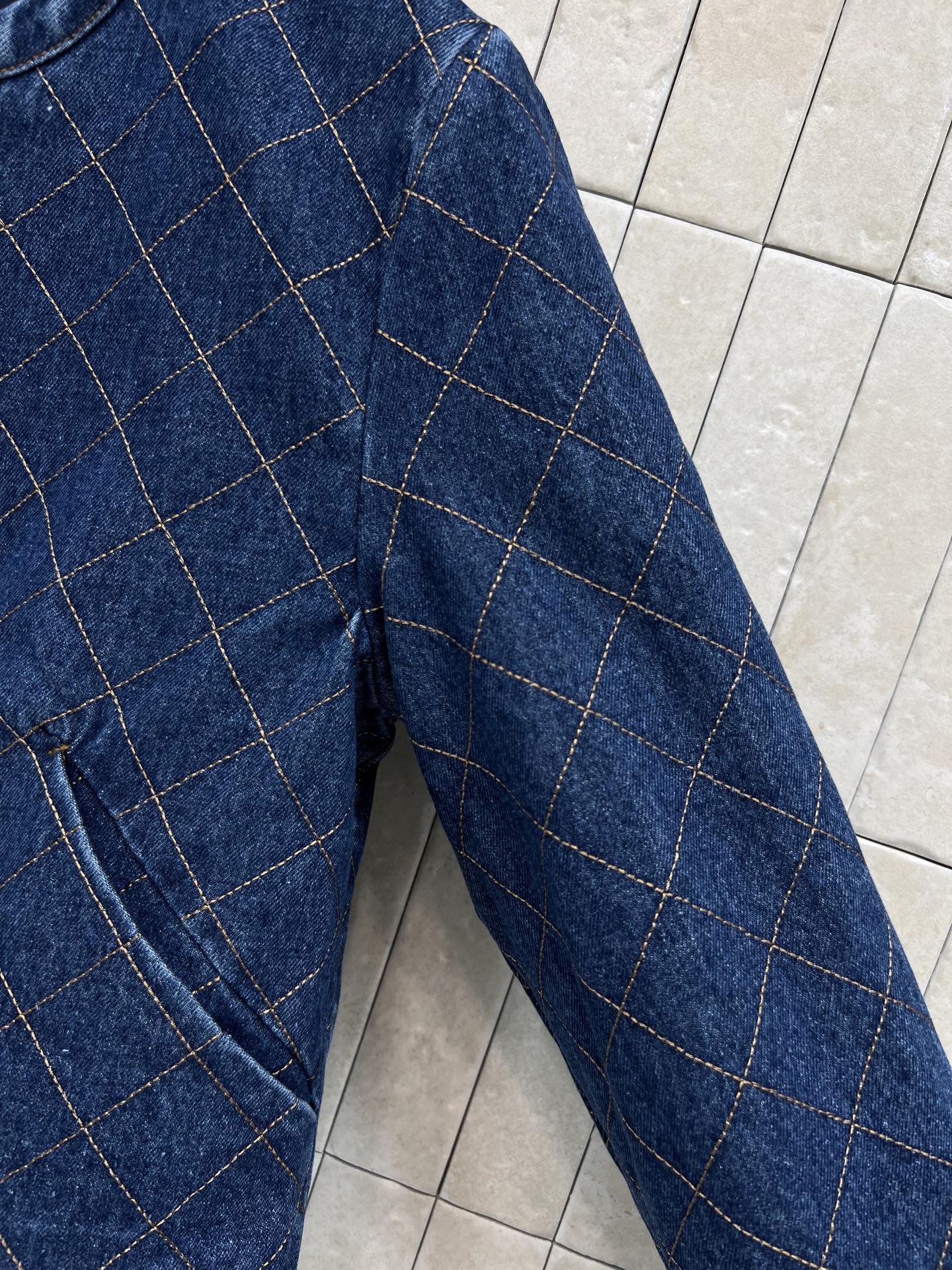 L家 26早秋新款 菱格牛仔外套 水洗牛仔棉面料挺括有型 复古圆领简约大方 精致金属单排扣开合 穿脱方便 整件采用菱格压