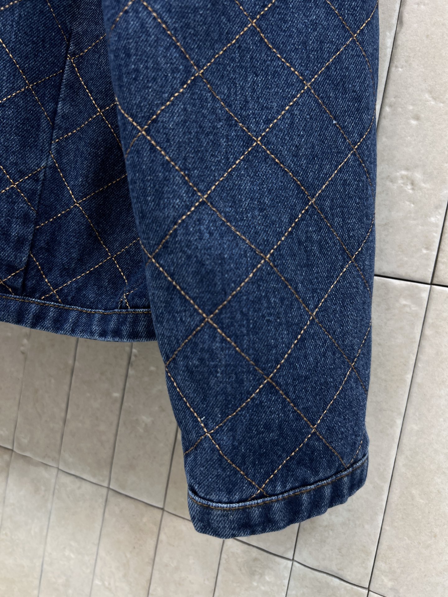 L家 26早秋新款 菱格牛仔外套 水洗牛仔棉面料挺括有型 复古圆领简约大方 精致金属单排扣开合 穿脱方便 整件采用菱格压