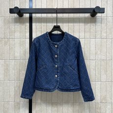 L家 26早秋新款 菱格牛仔外套 水洗牛仔棉面料挺括有型 复古圆领简约大方 精致金属单排扣开合 穿脱方便 整件采用菱格压 L家 26早秋新款 菱格牛仔外套 水洗牛仔棉面料挺括有型 复古圆领简约大方 精致金属单排扣开合 穿脱方便 整件采用菱格压