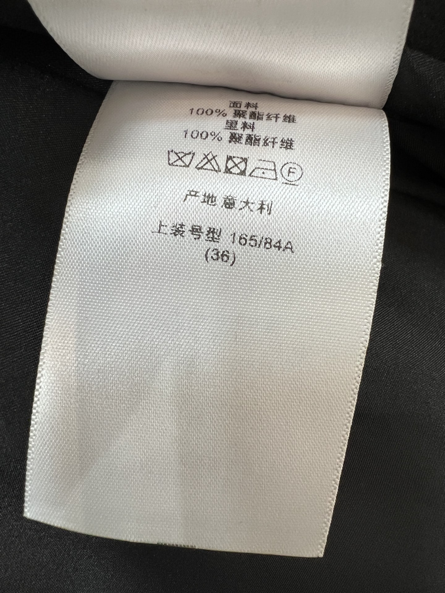 D家 26早秋新款 黑色西装外套 经典利落西装版型 自带垫肩修饰肩线 轻松打造直角肩 飘带搭配金属扣下摆流苏设计精致吸睛