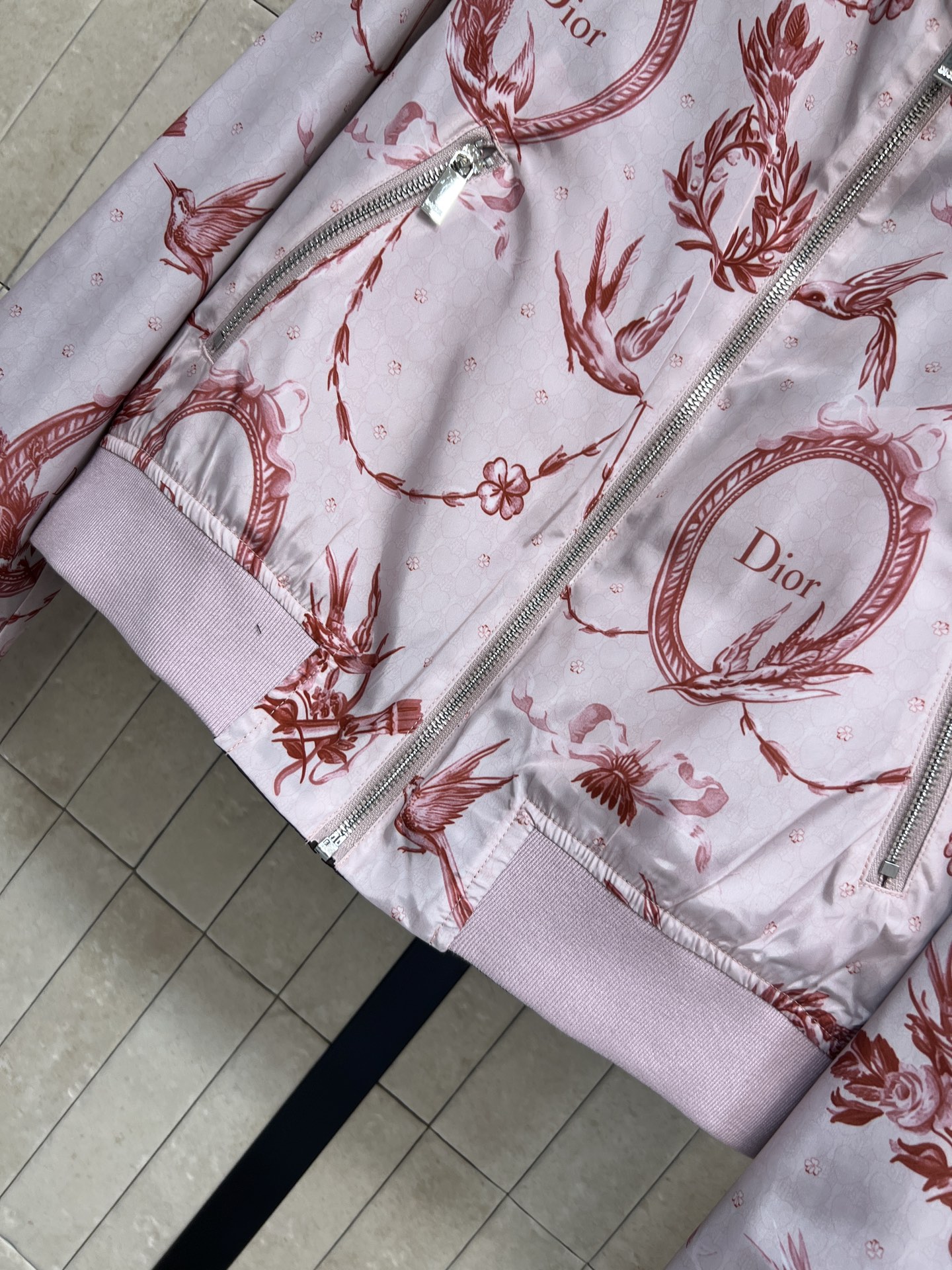 D家 26早秋新款 双面短款夹克外套 面料顺滑耐穿 别致立领搭配拉链开合 侧边拉链口袋实用有型 一面是氛围感花鸟印花 另