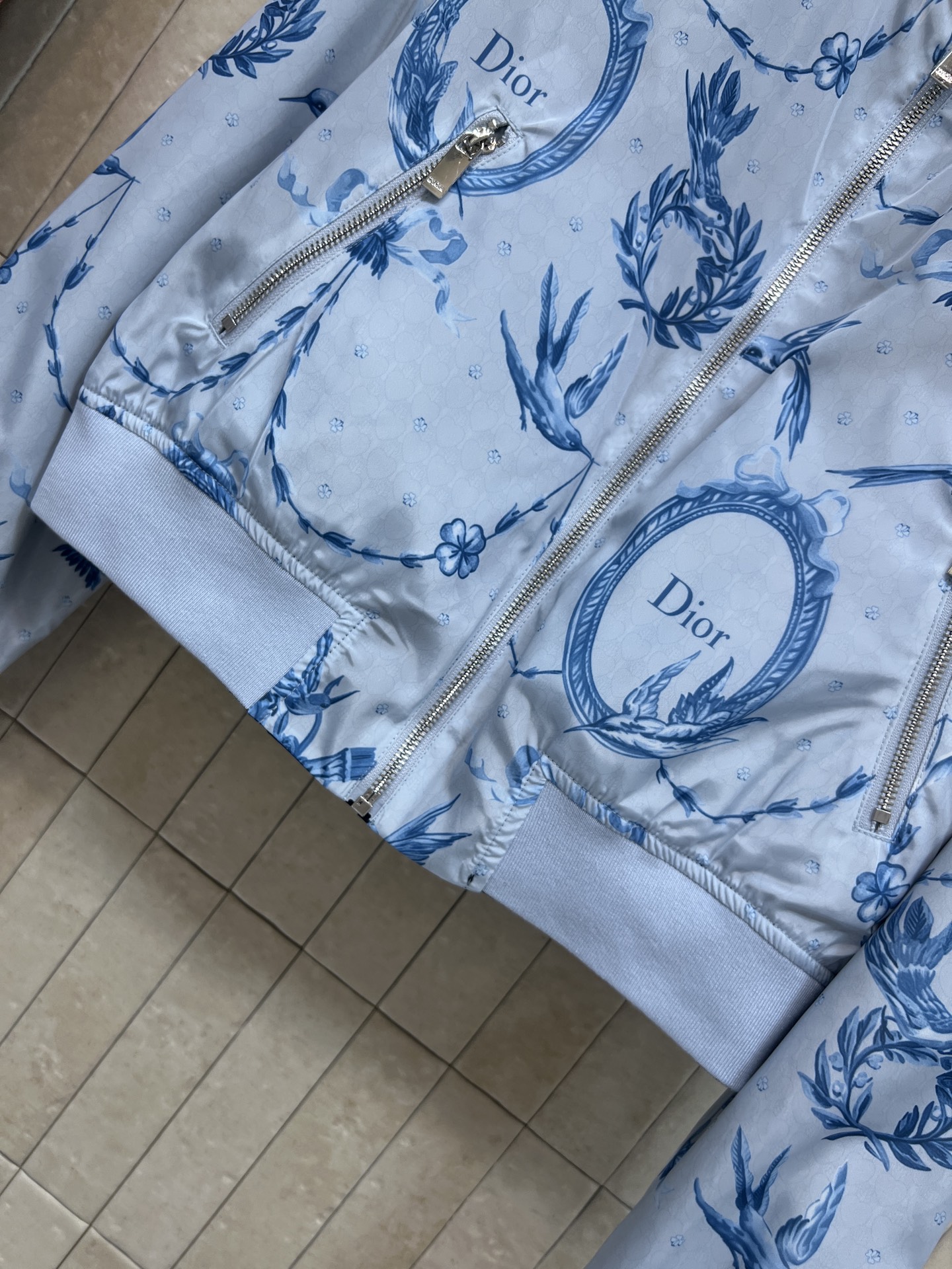 D家 26早秋新款 双面短款夹克外套 面料顺滑耐穿 别致立领搭配拉链开合 侧边拉链口袋实用有型 一面是氛围感花鸟印花 另