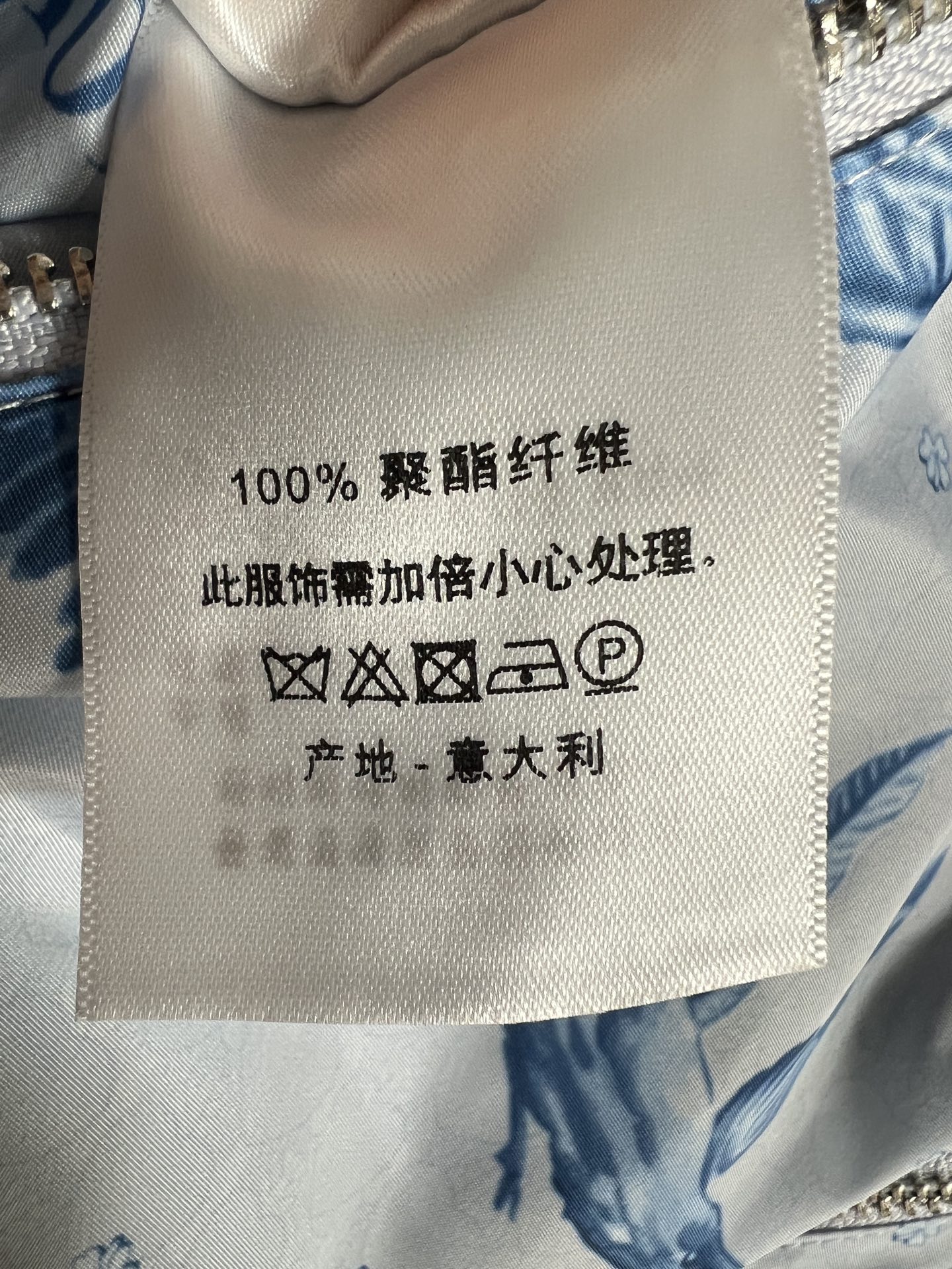 D家 26早秋新款 双面短款夹克外套 面料顺滑耐穿 别致立领搭配拉链开合 侧边拉链口袋实用有型 一面是氛围感花鸟印花 另