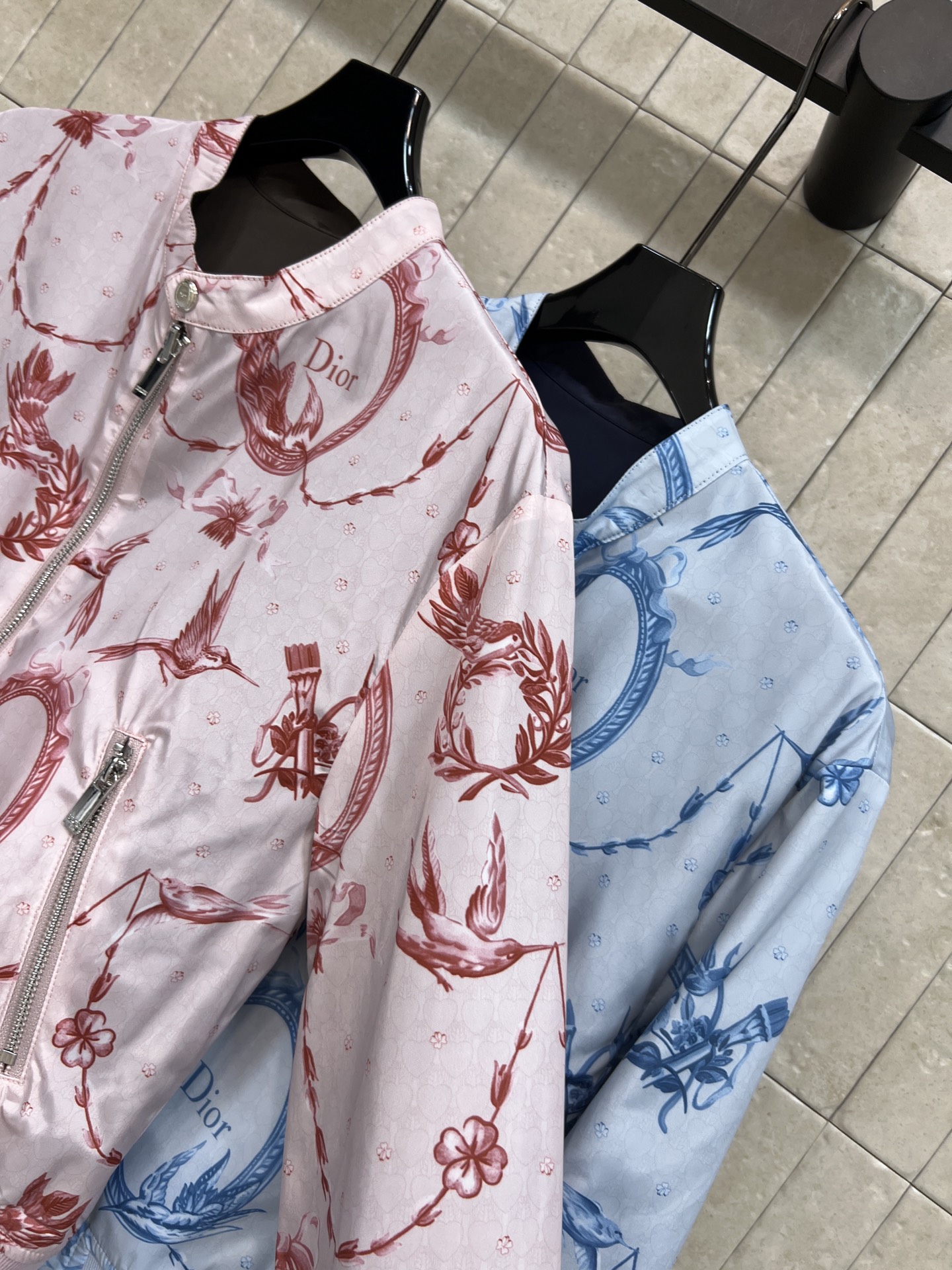 D家 26早秋新款 双面短款夹克外套 面料顺滑耐穿 别致立领搭配拉链开合 侧边拉链口袋实用有型 一面是氛围感花鸟印花 另