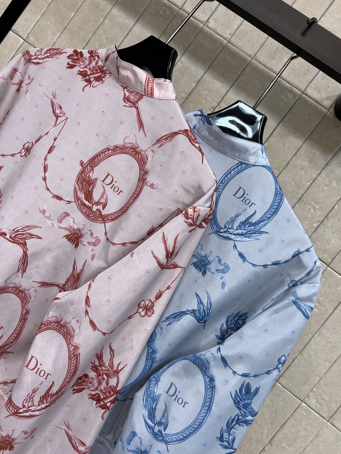 D家 26早秋新款 双面短款夹克外套 面料顺滑耐穿 别致立领搭配拉链开合 侧边拉链口袋实用有型 一面是氛围感花鸟印花 另