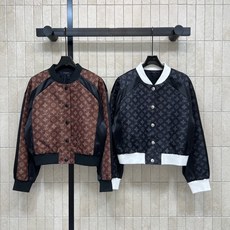 L家 26早秋新款 老花短款夹克外套 面料顺滑有型 立领棒球领 衣身满印复古老花 袖子撞色拼接皮质面料 层次感十足 单排 L家 26早秋新款 老花短款夹克外套 面料顺滑有型 立领棒球领 衣身满印复古老花 袖子撞色拼接皮质面料 层次感十足 单排