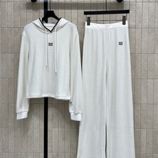 MIU家 26早秋新款 连帽休闲套装 短款连帽上衣+高腰阔腿裤 坑条肌理软糯棉质混纺面料 质感细腻亲肤 上衣帽边精致锁边 MIU家 26早秋新款 连帽休闲套装 短款连帽上衣+高腰阔腿裤 坑条肌理软糯棉质混纺面料 质感细腻亲肤 上衣帽边精致锁边