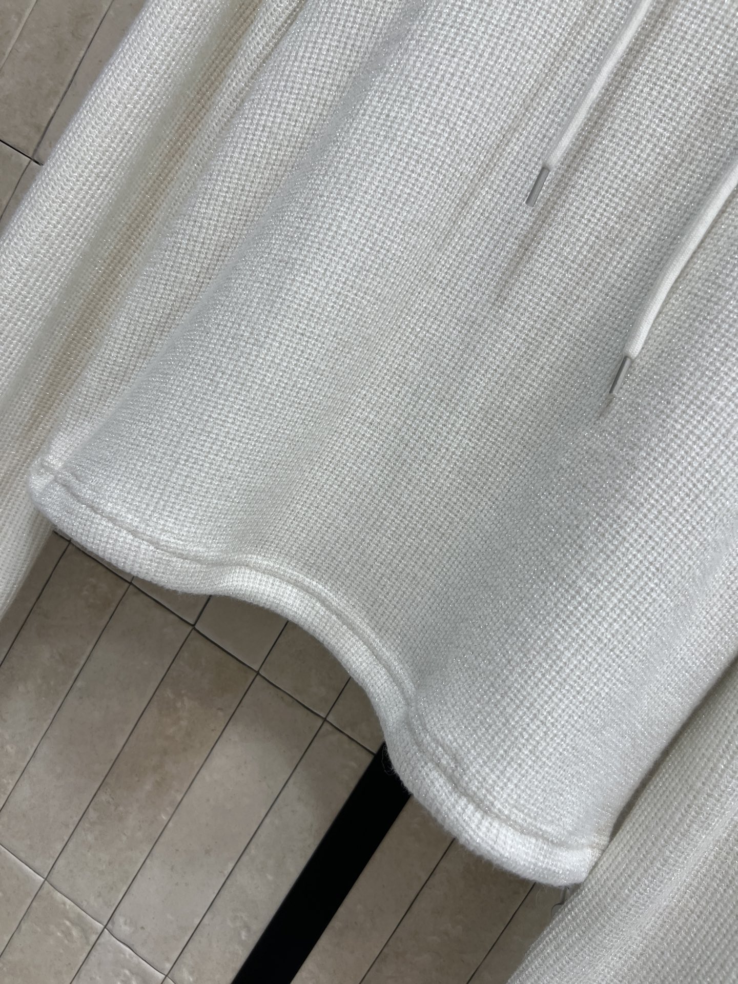 MIU家 26早秋新款 连帽休闲套装 短款连帽上衣+高腰阔腿裤 坑条肌理软糯棉质混纺面料 质感细腻亲肤 上衣帽边精致锁边