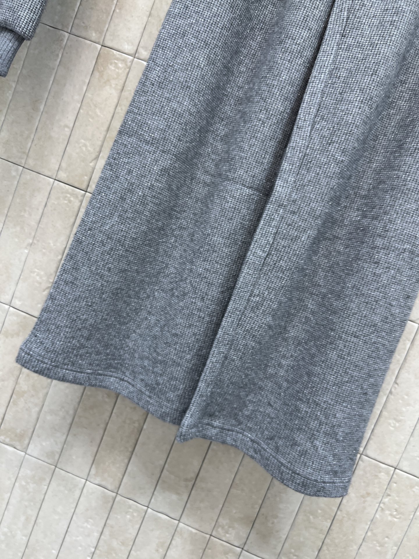 MIU家 26早秋新款 连帽休闲套装 短款连帽上衣+高腰阔腿裤 坑条肌理软糯棉质混纺面料 质感细腻亲肤 上衣帽边精致锁边