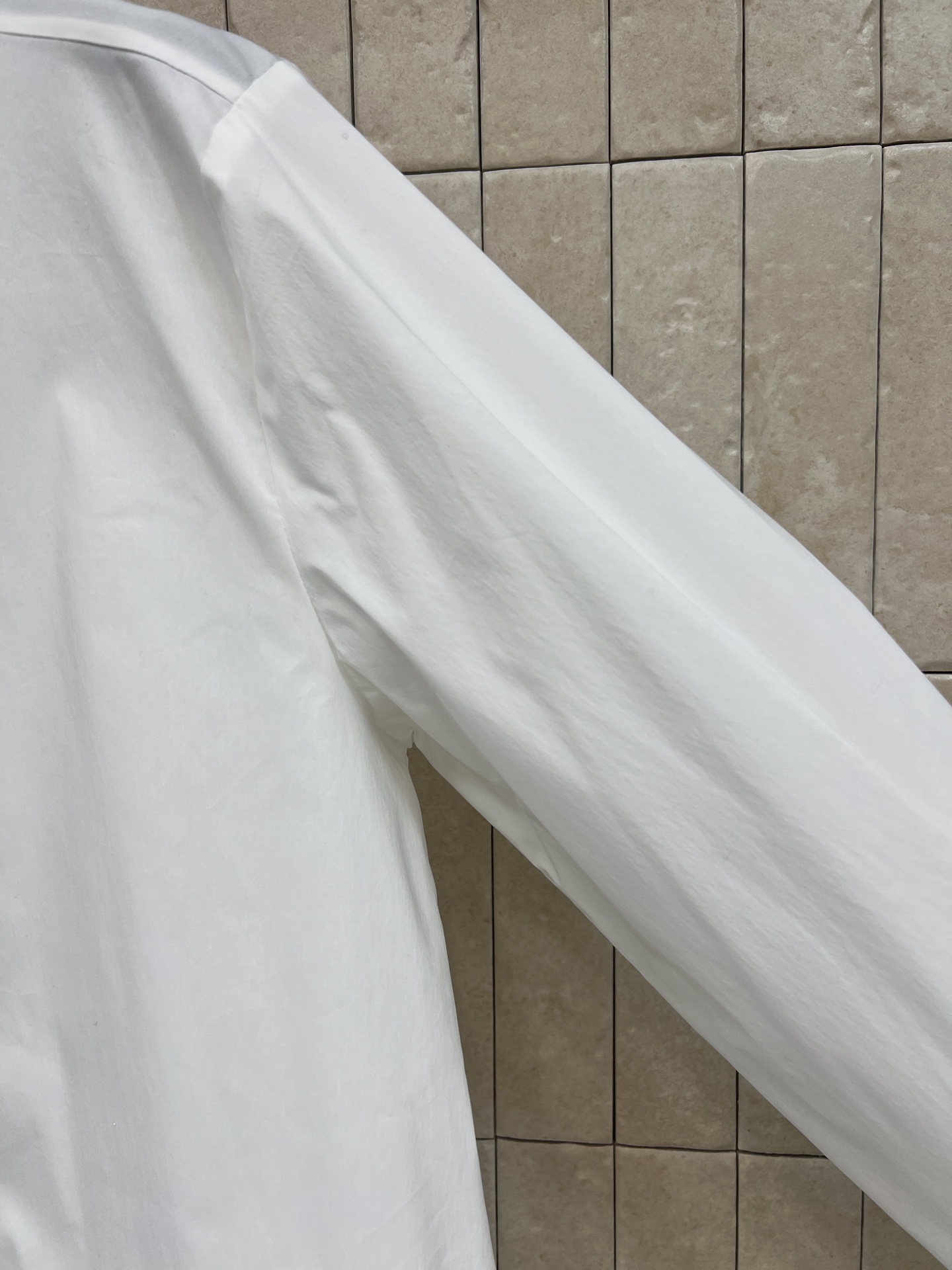 D家 26早秋新款 白色立领长袖衬衫 垂顺透气的棉质面料 珍珠纽扣沿门襟整齐排列 低调精致 袖口做了微喇褶皱设计 宽松小