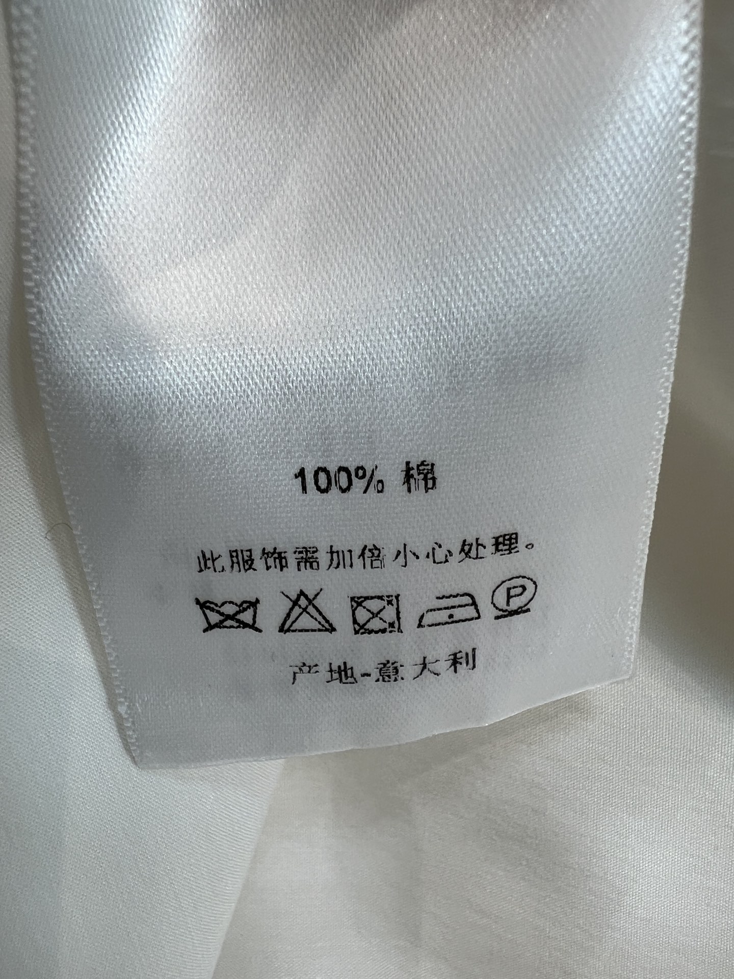 D家 26早秋新款 白色立领长袖衬衫 垂顺透气的棉质面料 珍珠纽扣沿门襟整齐排列 低调精致 袖口做了微喇褶皱设计 宽松小