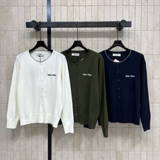 MIU家 26早秋新款 针织长袖开衫 采用羊毛针织面料 软糯细腻亲肤透气 精致波浪花边圆领 胸前logo刺绣点缀低调耐看 MIU家 26早秋新款 针织长袖开衫 采用羊毛针织面料 软糯细腻亲肤透气 精致波浪花边圆领 胸前logo刺绣点缀低调耐看