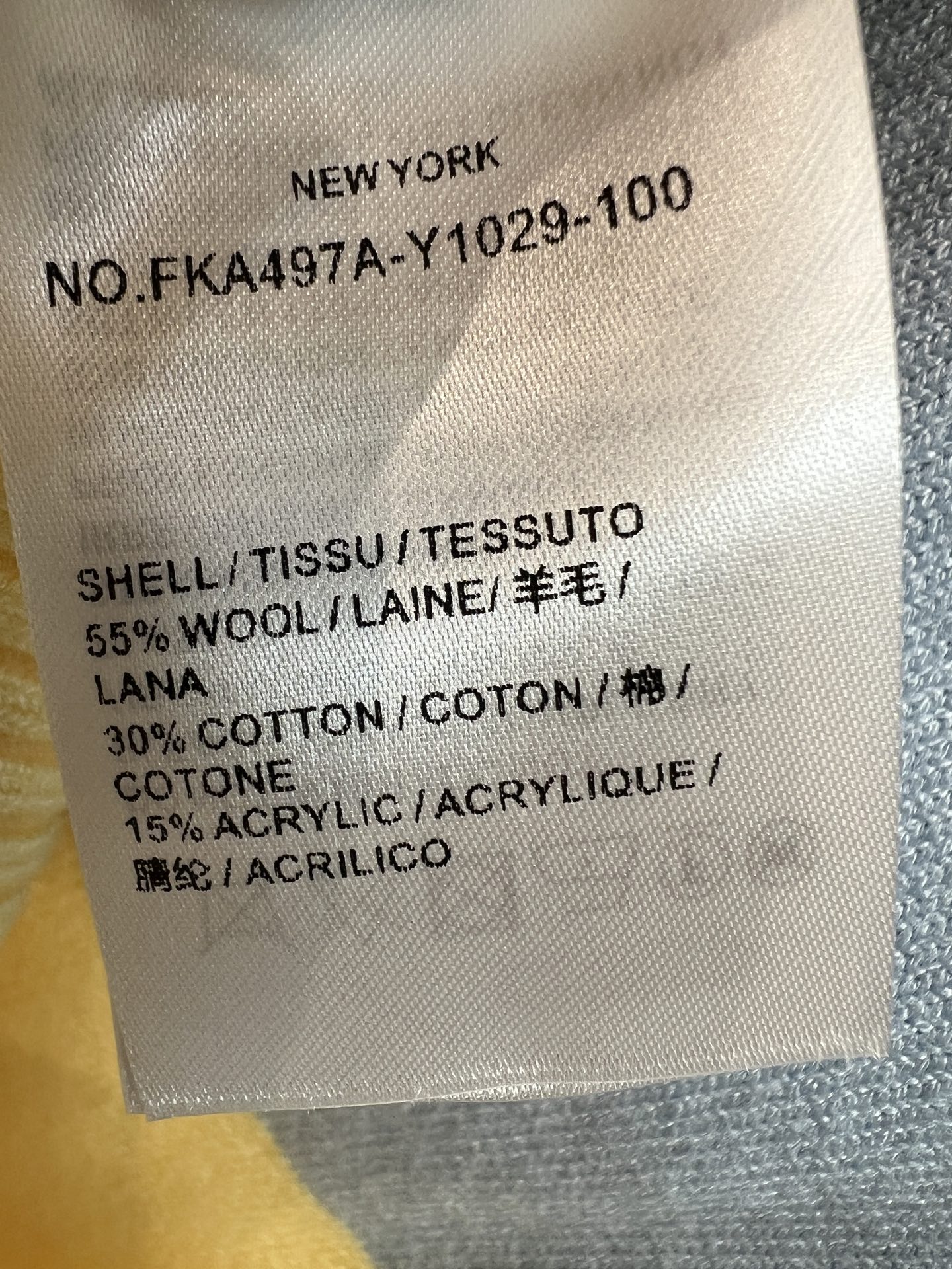 26早秋新款 刺绣针织长袖开衫 采用羊毛针织棉质混纺面料 奶油渐变拼色 经典V领版型 门襟单排扣设计 衣身点缀精致帆船云
