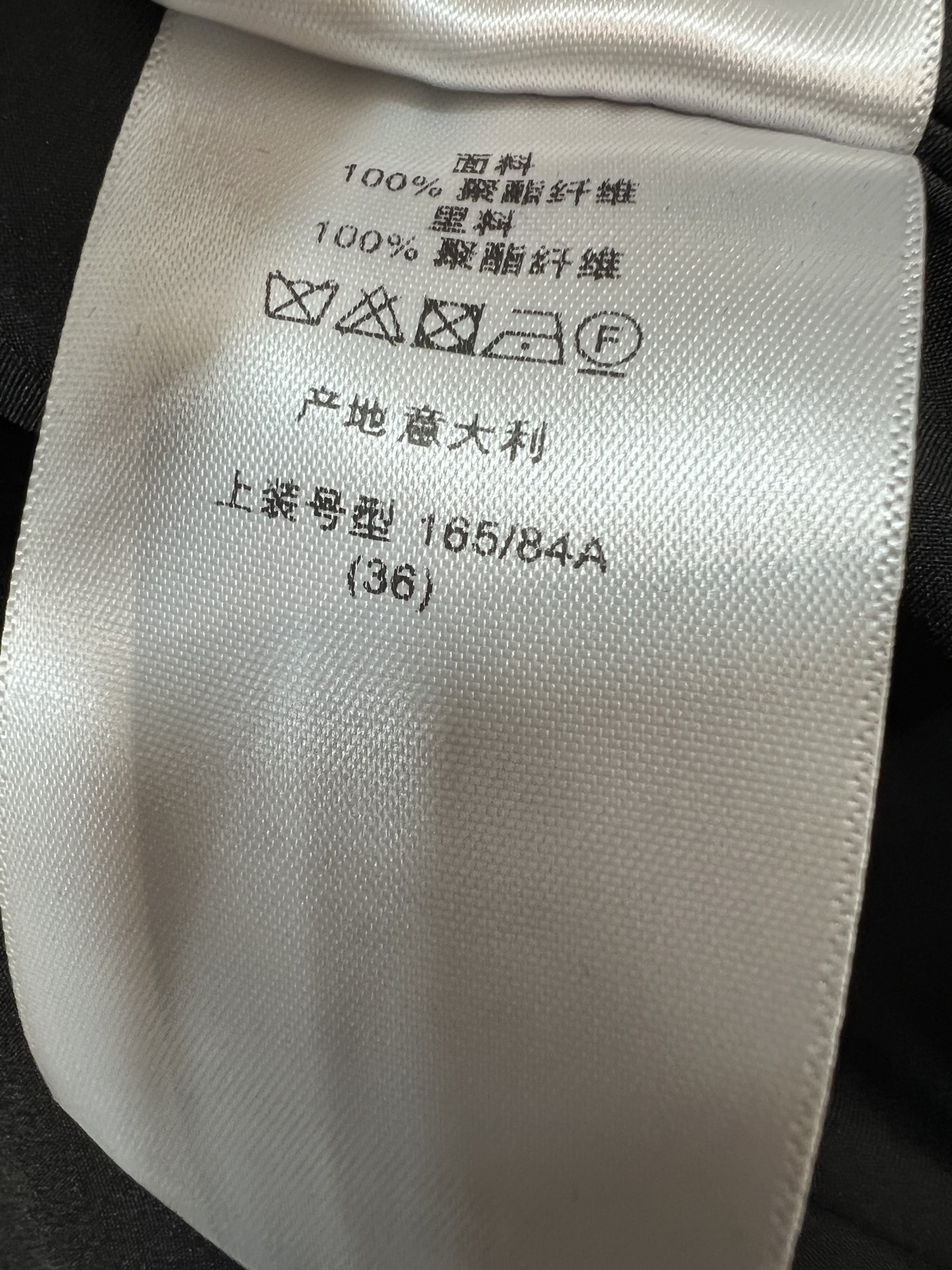 D家 26早秋新款 黑色短款外套 黑色丝绒自带细腻柔光 质感高级简约圆领利落大方 门襟排列精致水钻蝴蝶结纽扣 精致吸睛 