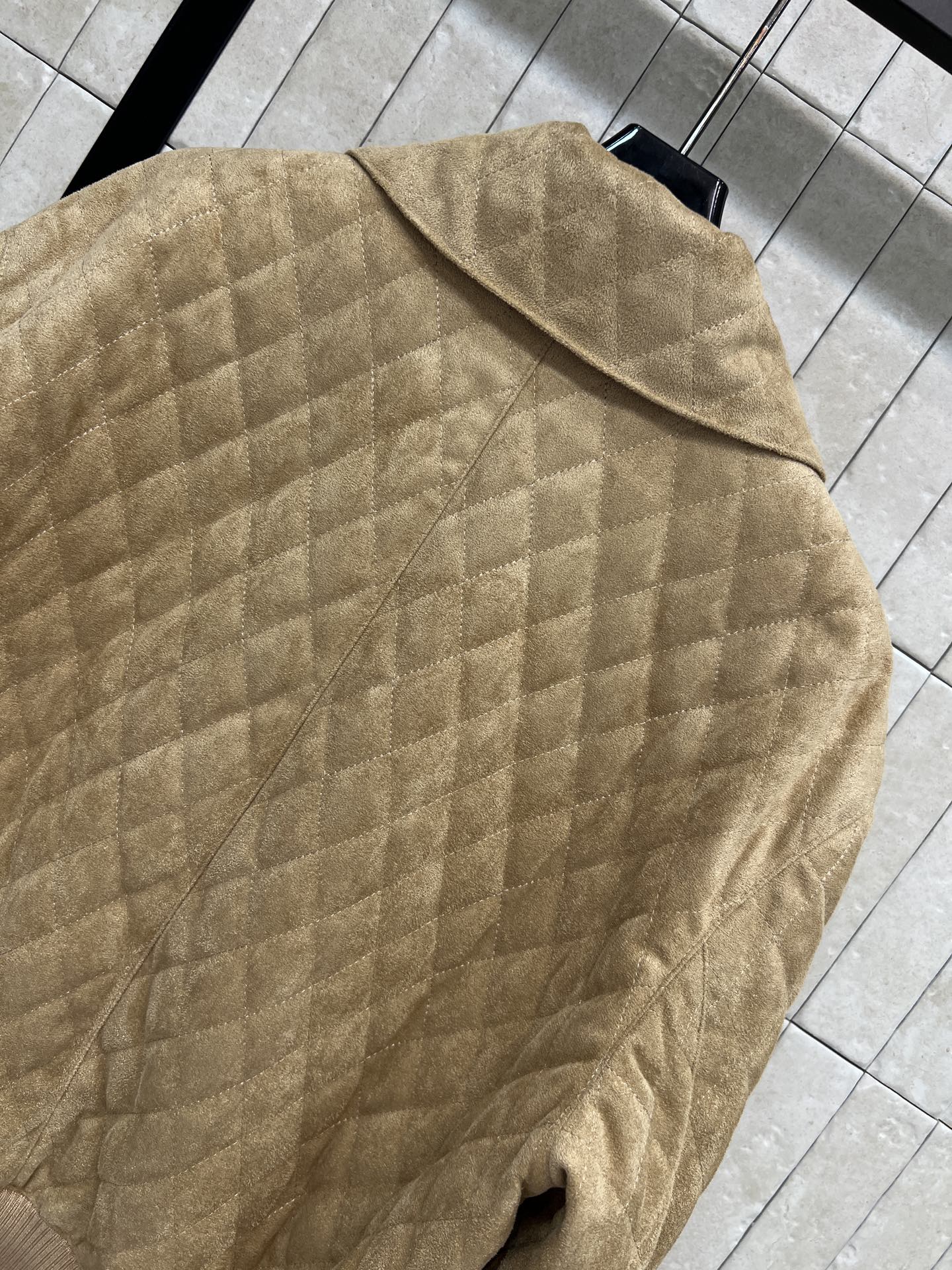 C家 26早秋新款 卡其色短款外套 利落翻领搭配金色拉链 衣身整片菱格衍缝 肌理饱满有型 侧边贴袋点缀精致logo 下摆