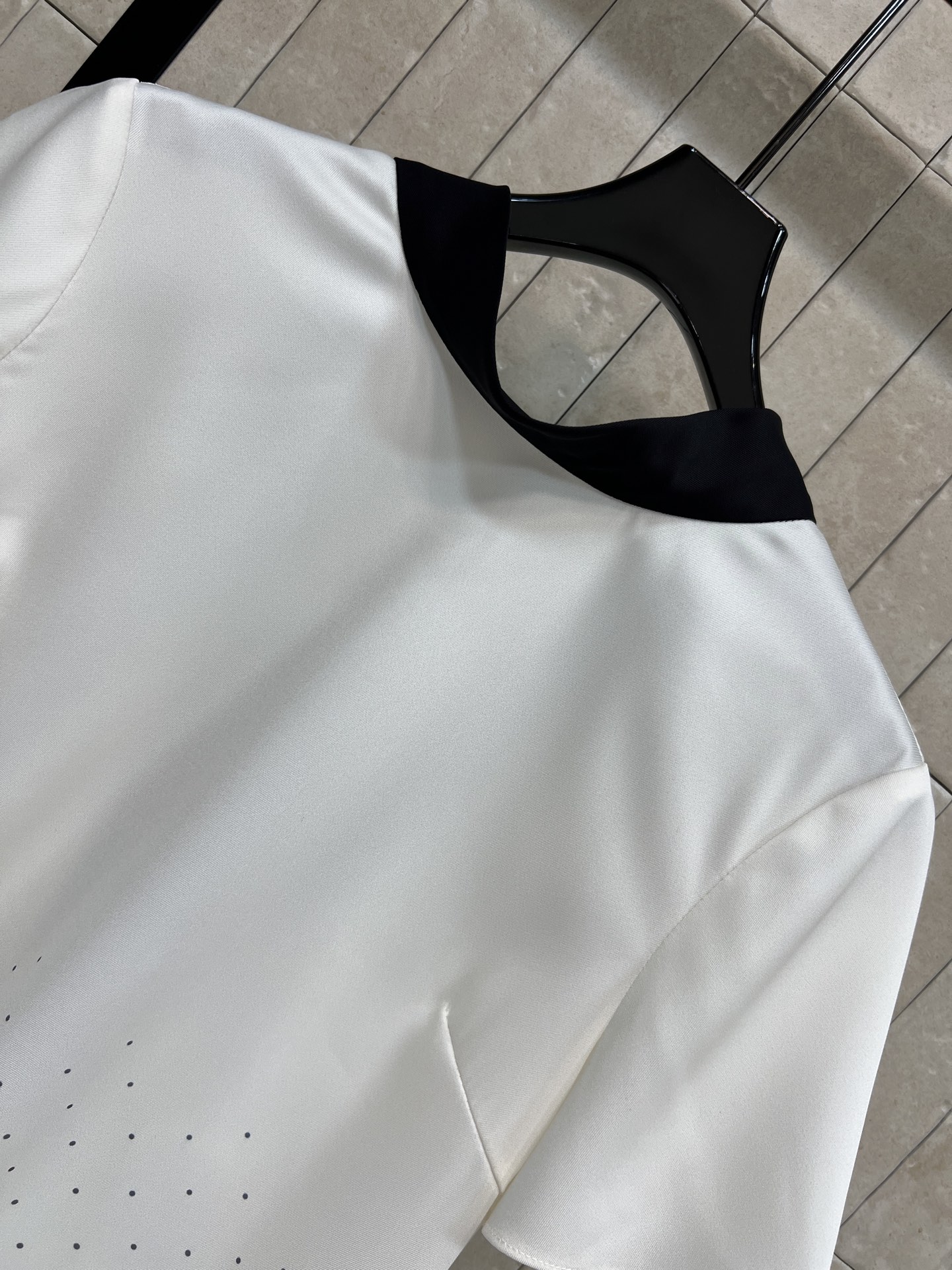 D家 26早秋新款 波点短袖上衣 顺滑垂坠的面料 衣身下摆渐变黑色波点 正面低调利落 后背深V镂空搭配撞色飘带蝴蝶结 氛