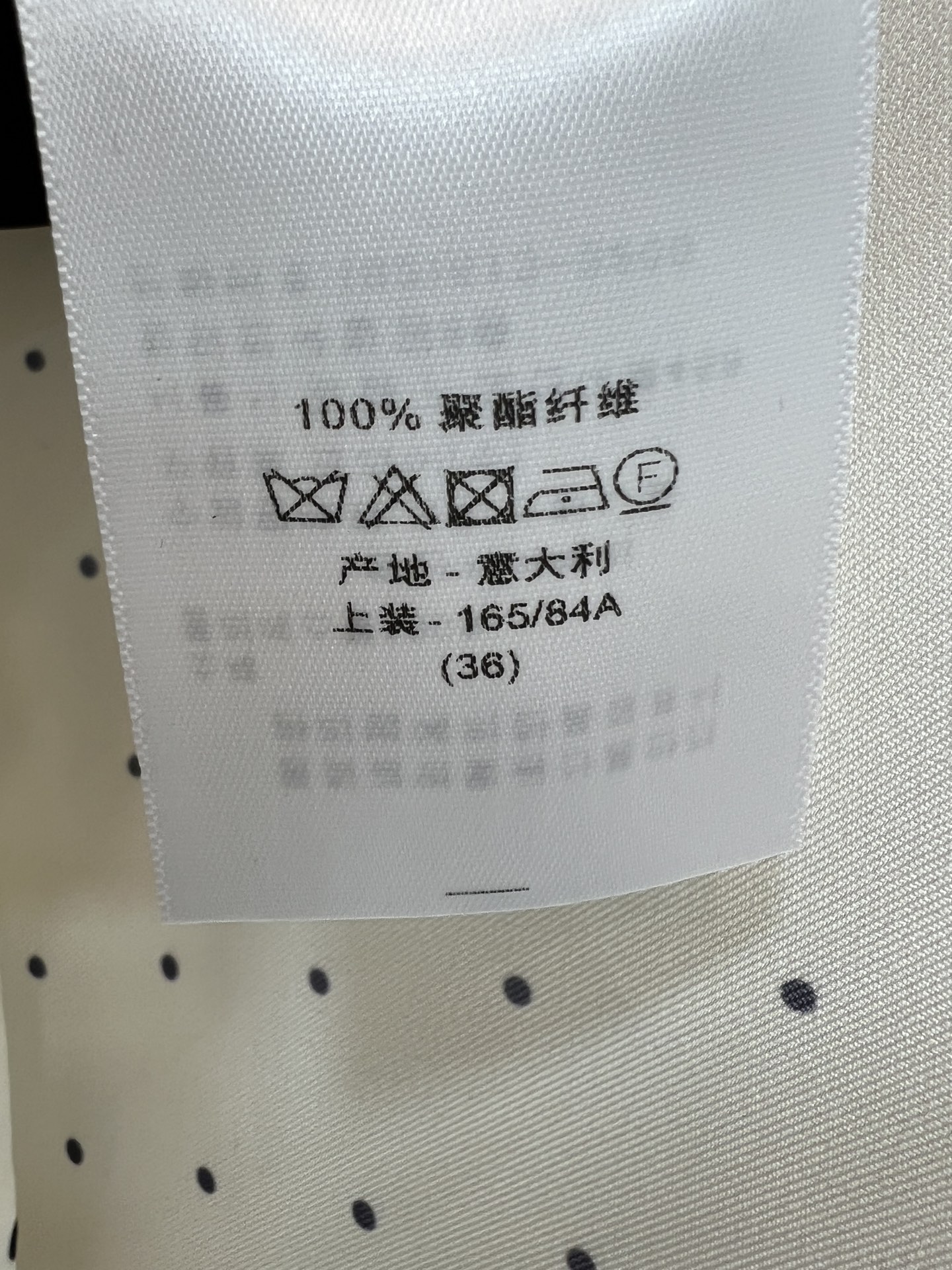 D家 26早秋新款 波点短袖上衣 顺滑垂坠的面料 衣身下摆渐变黑色波点 正面低调利落 后背深V镂空搭配撞色飘带蝴蝶结 氛