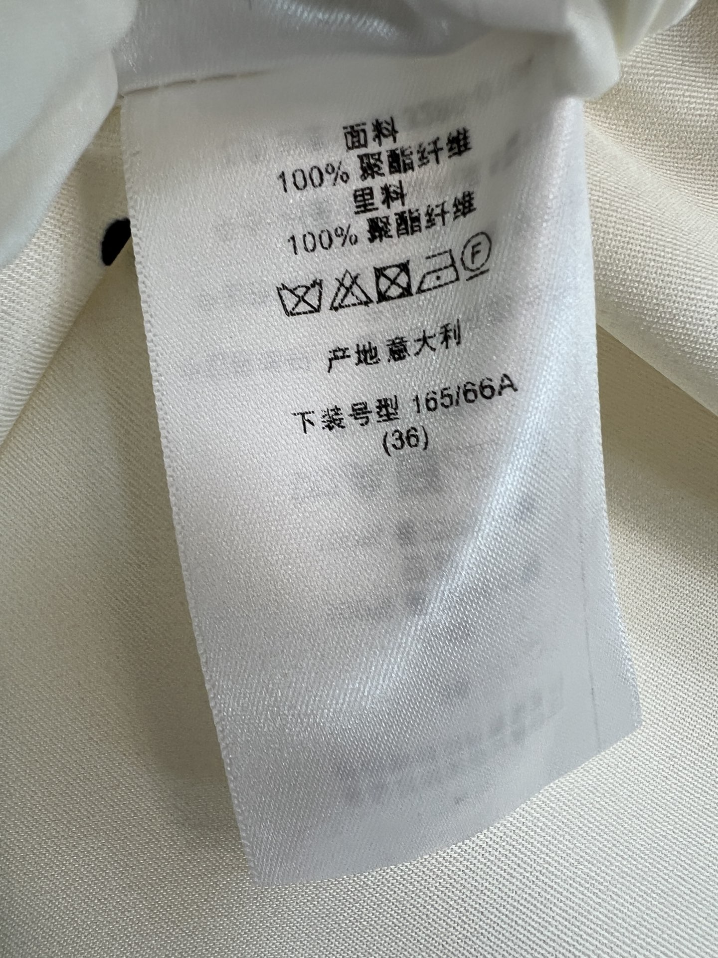 D家 26早秋新款 高腰波点半裙 垂顺顺滑面料自带飘逸感 下摆渐变黑色小波点 复古氛围感满满 高腰剪裁修饰腰线 宽松A字