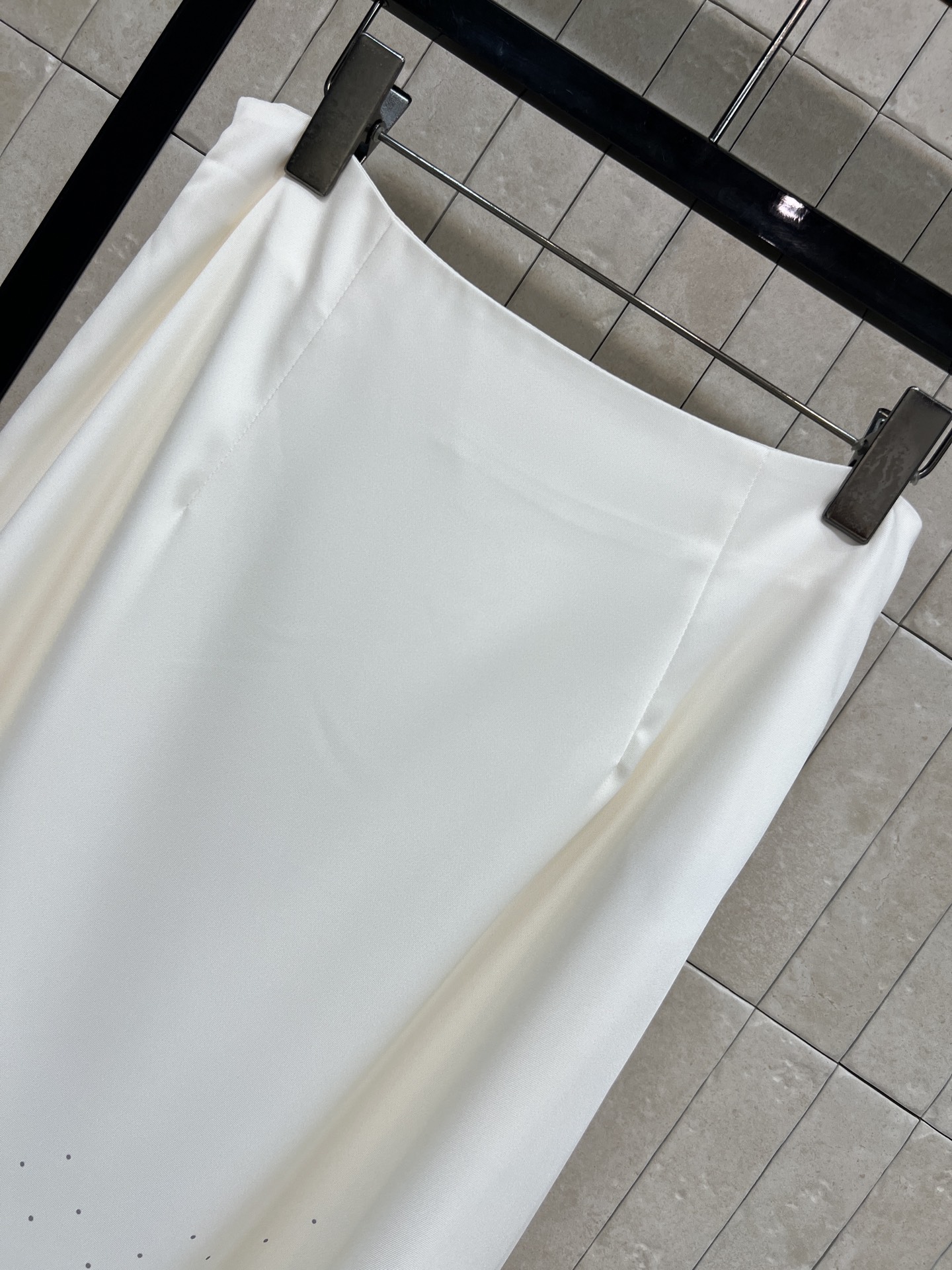 D家 26早秋新款 高腰波点半裙 垂顺顺滑面料自带飘逸感 下摆渐变黑色小波点 复古氛围感满满 高腰剪裁修饰腰线 宽松A字