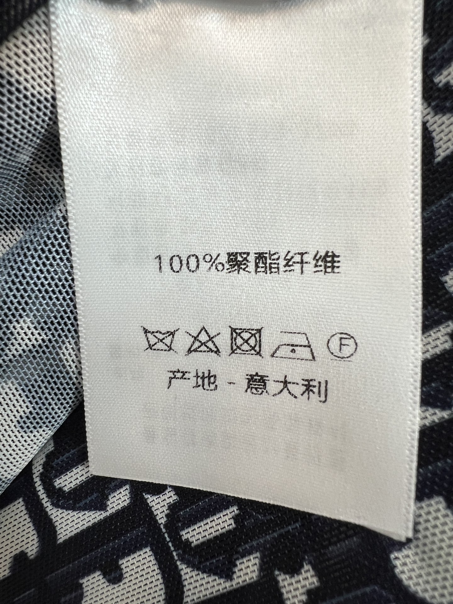 D家 26早秋新款 老花长袖上衣 轻薄微透的网纱面料 弹力亲肤 经典满印老花图案 圆领贴合脖颈 胸前logo字母印花点缀