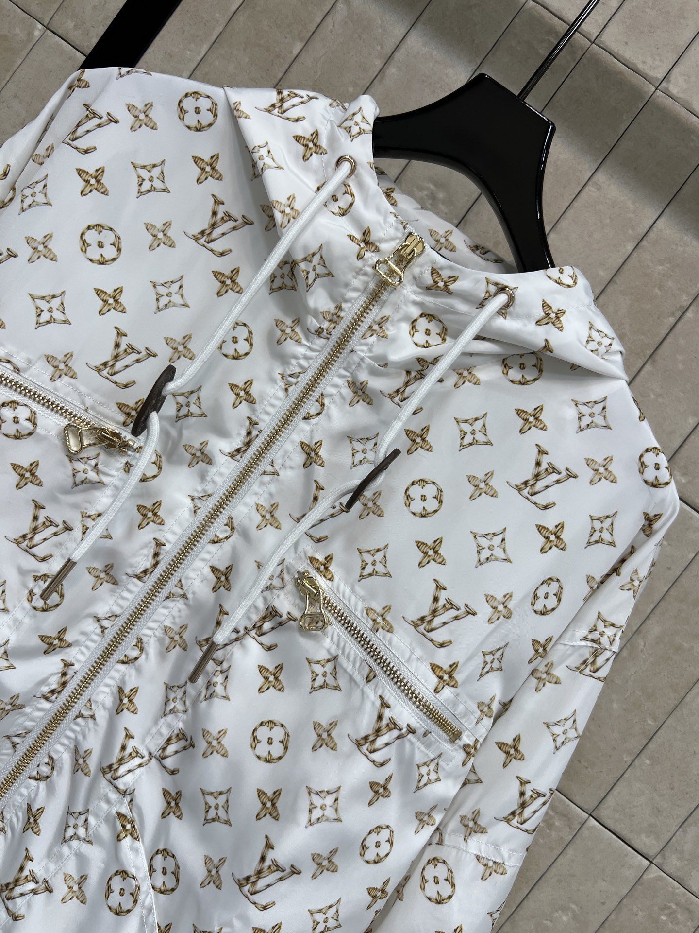 L家 26早秋新款 老花连帽外套 面料轻薄抗皱 经典连帽搭配可调节抽绳 金属拉链顺滑好穿 胸前双拉链口袋丰富层次 下摆抽