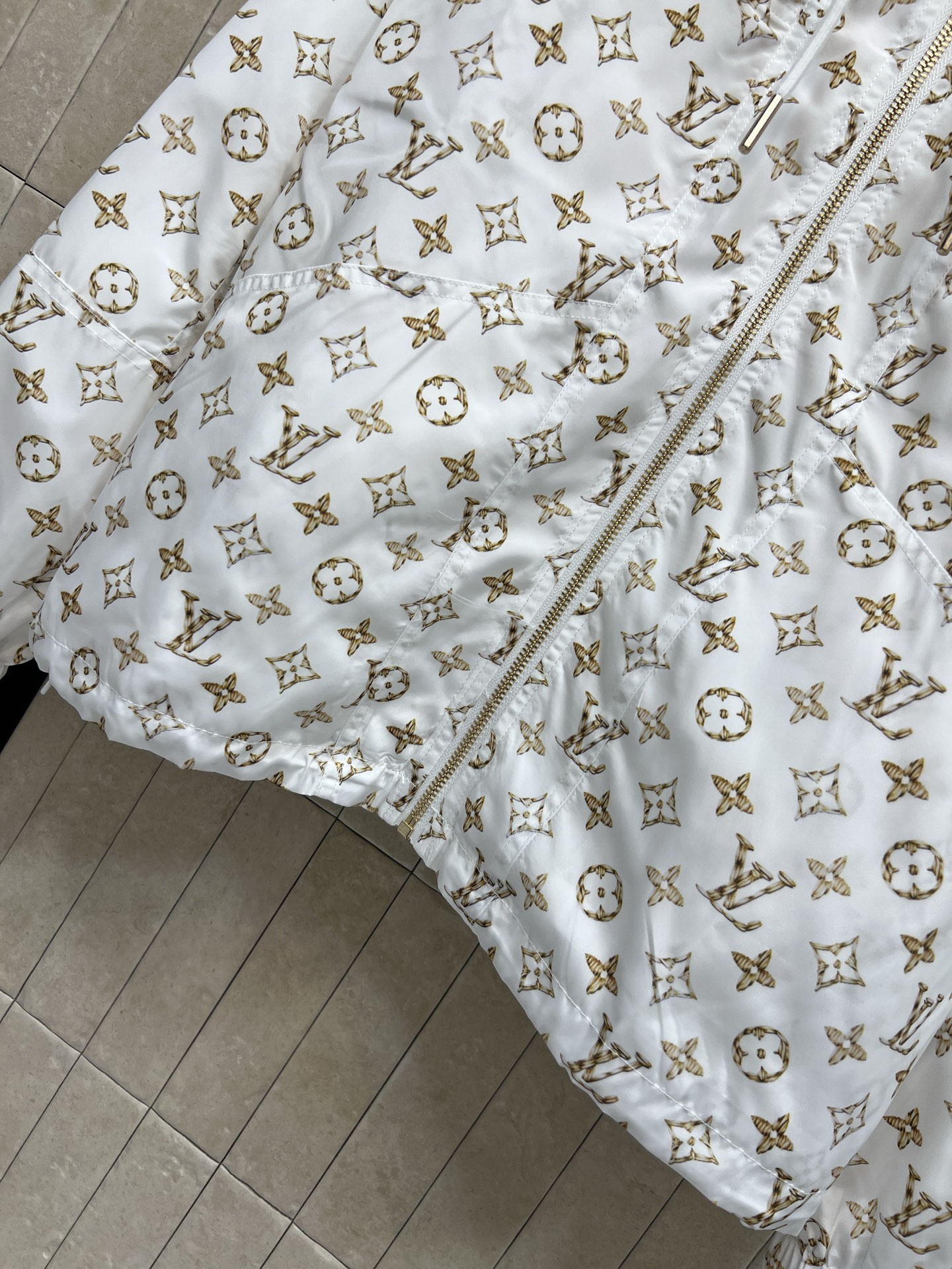 L家 26早秋新款 老花连帽外套 面料轻薄抗皱 经典连帽搭配可调节抽绳 金属拉链顺滑好穿 胸前双拉链口袋丰富层次 下摆抽