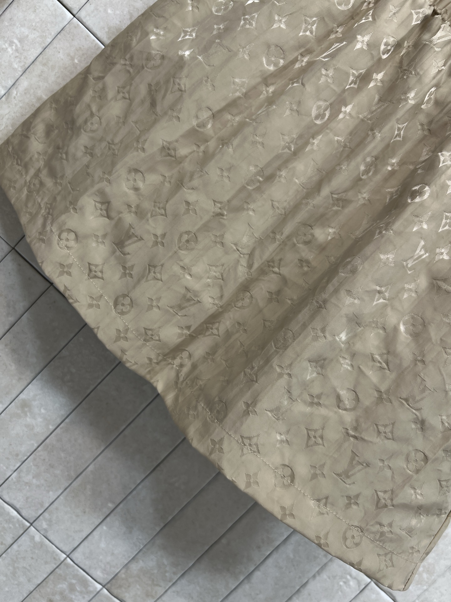 L家 26早秋新款 老花卡其色套装 连帽拉链外套+高腰短裙 全身暗纹老花低调精致 宽松落肩版型随性显瘦 松紧腰A字短裙 