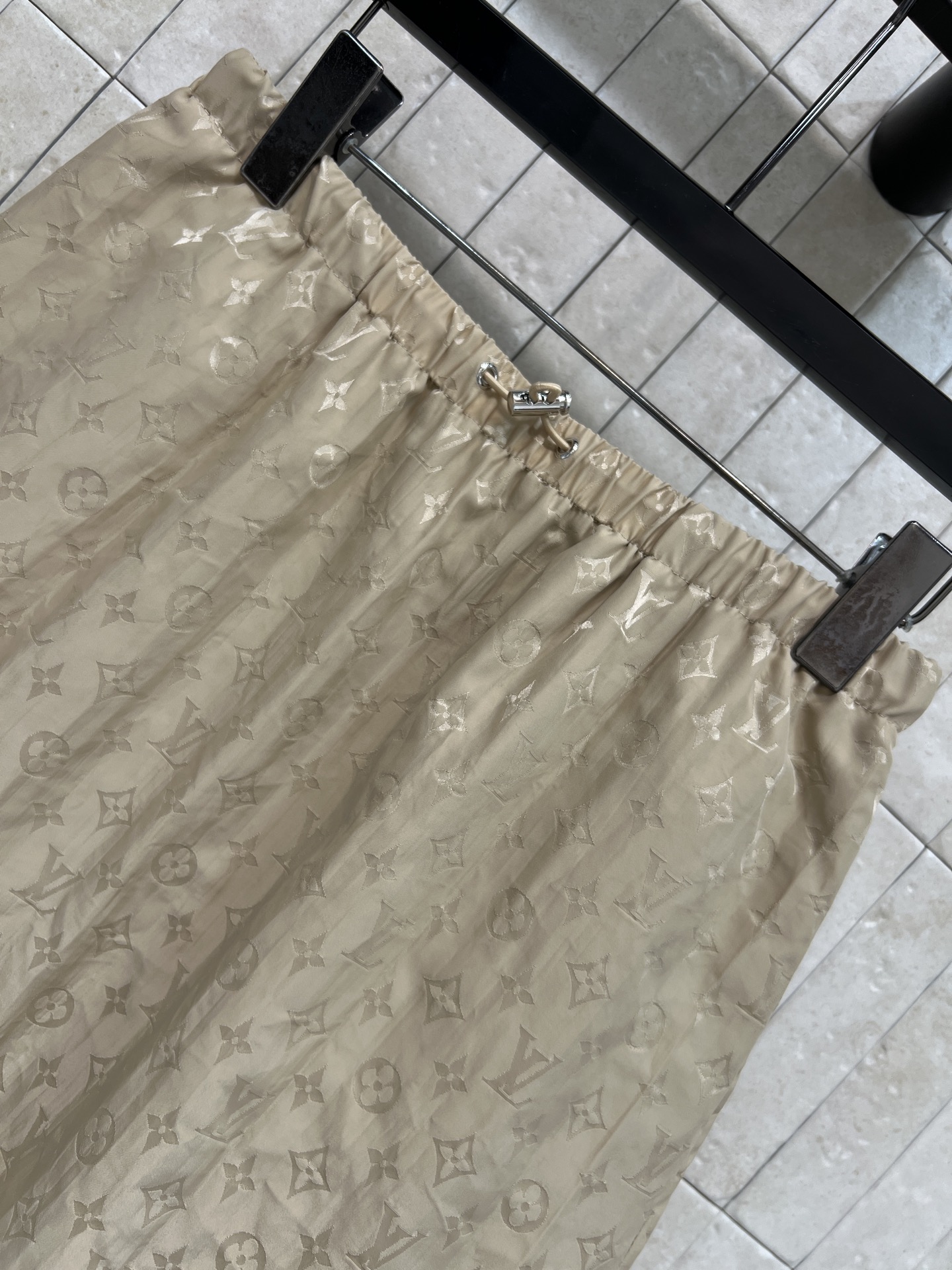 L家 26早秋新款 老花卡其色套装 连帽拉链外套+高腰短裙 全身暗纹老花低调精致 宽松落肩版型随性显瘦 松紧腰A字短裙 