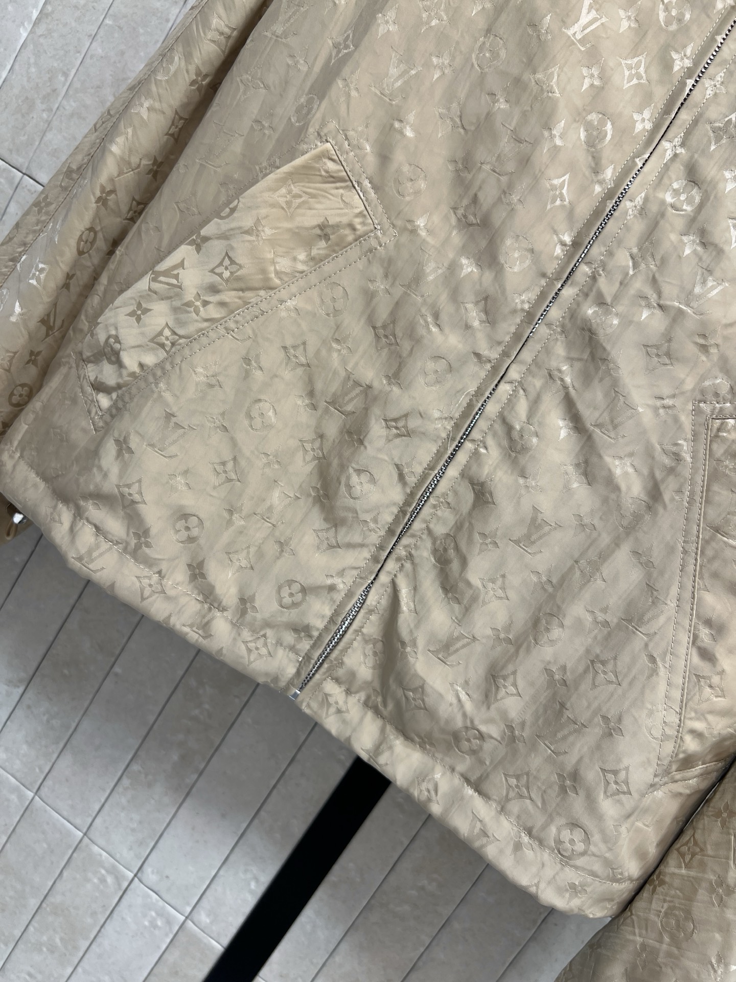 L家 26早秋新款 老花卡其色套装 连帽拉链外套+高腰短裙 全身暗纹老花低调精致 宽松落肩版型随性显瘦 松紧腰A字短裙 