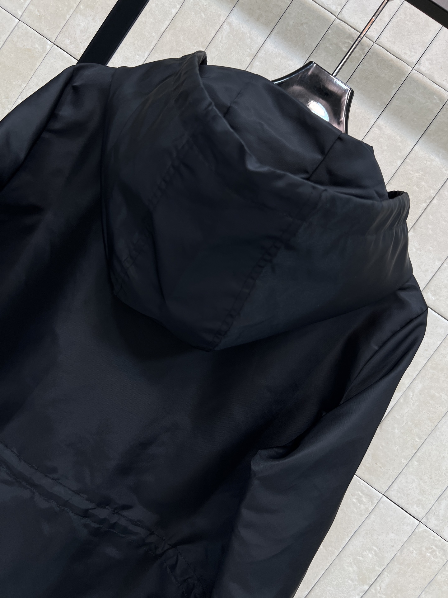 PD家 26早秋新款 黑色抽绳连帽面料挺括防风 可调节抽绳连帽设计 胸前金属三角标logo辨识度十足 中间拉链开合 腰部