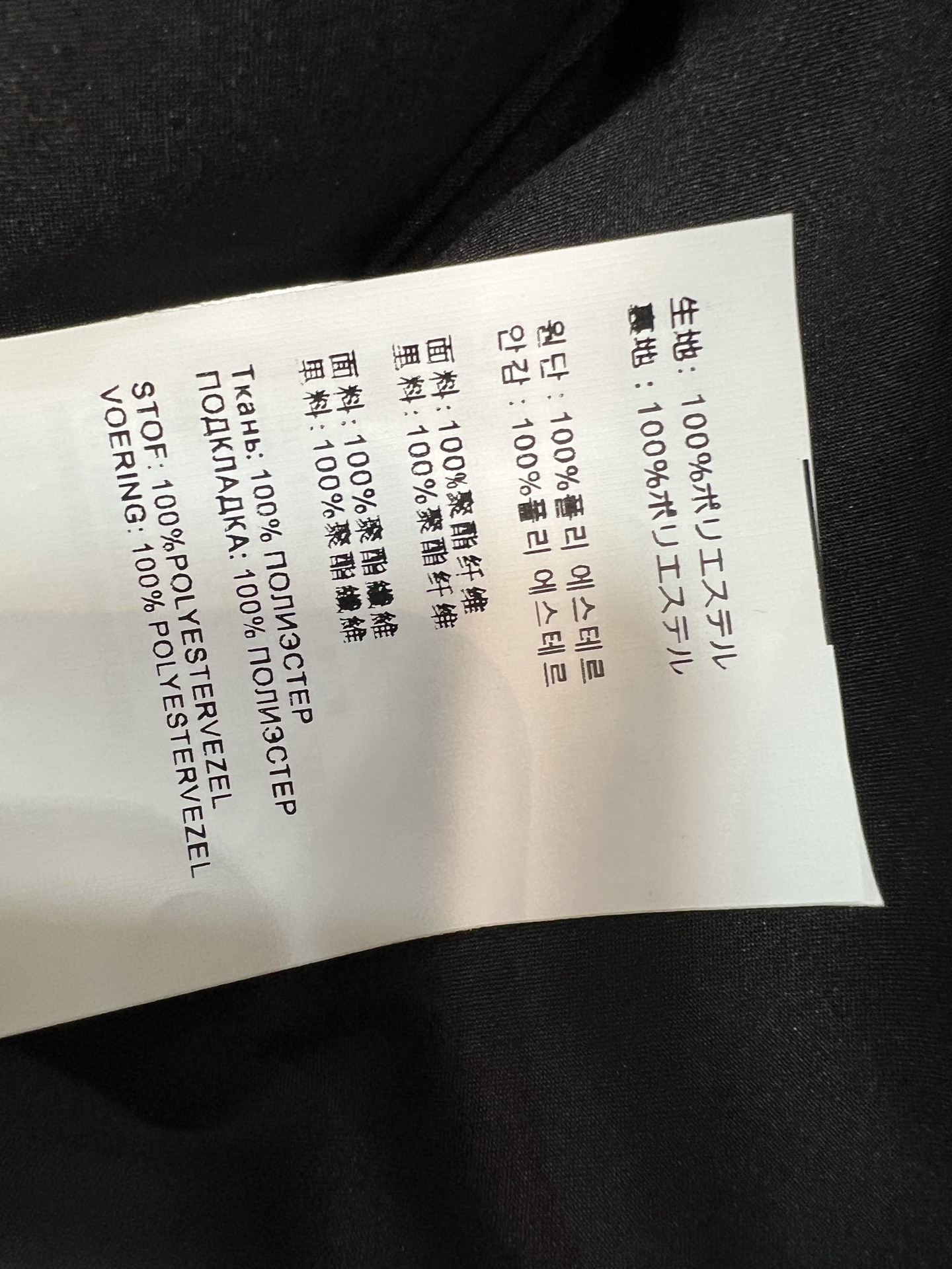 PD家 26早秋新款 黑色抽绳连帽面料挺括防风 可调节抽绳连帽设计 胸前金属三角标logo辨识度十足 中间拉链开合 腰部
