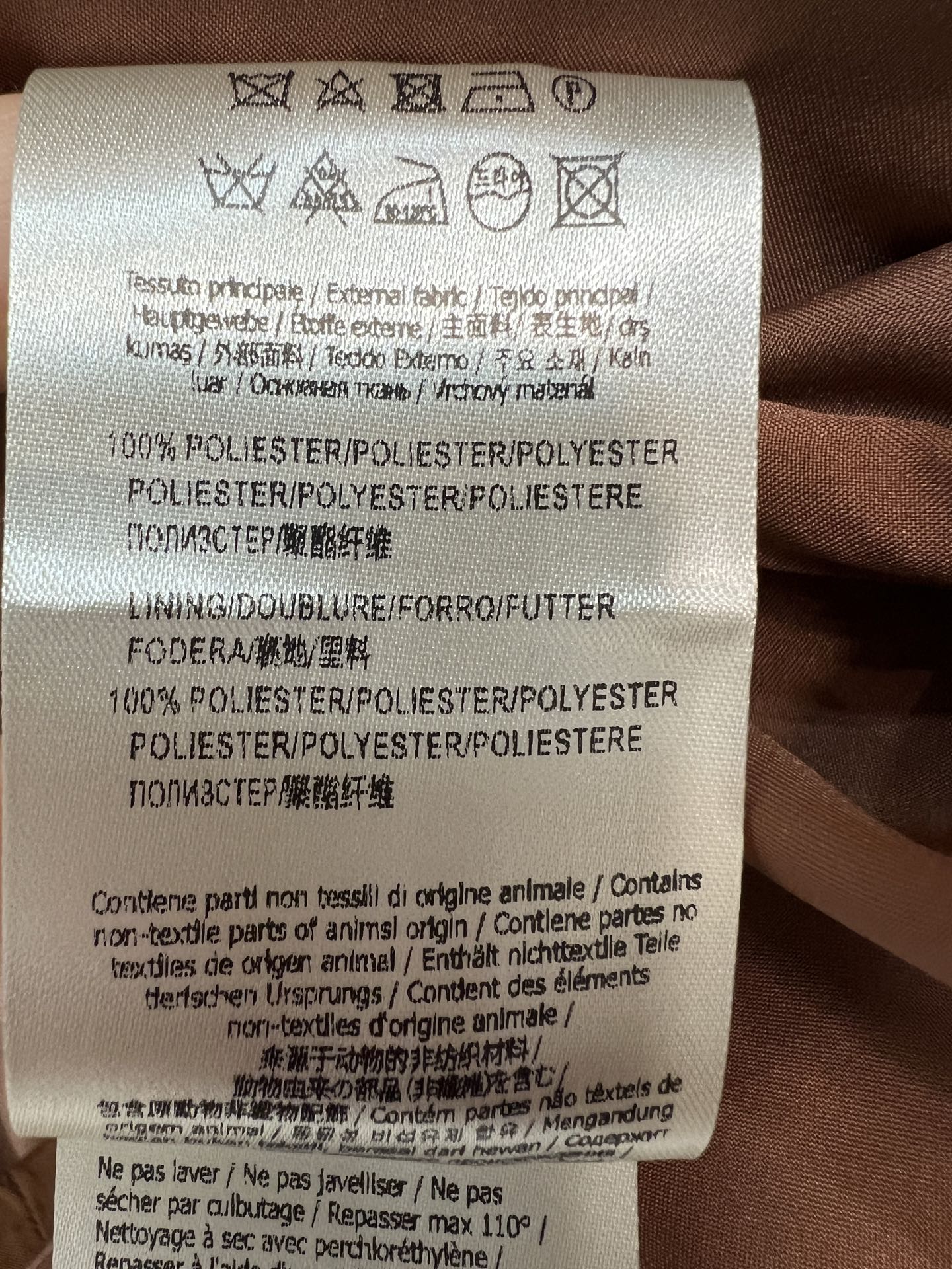 FD家 26早秋新款 焦糖棕连帽外套 面料轻薄挺括 上身休闲大气 连帽搭配抽绳可调节 胸口皮质logo低调精致 袖子拉链