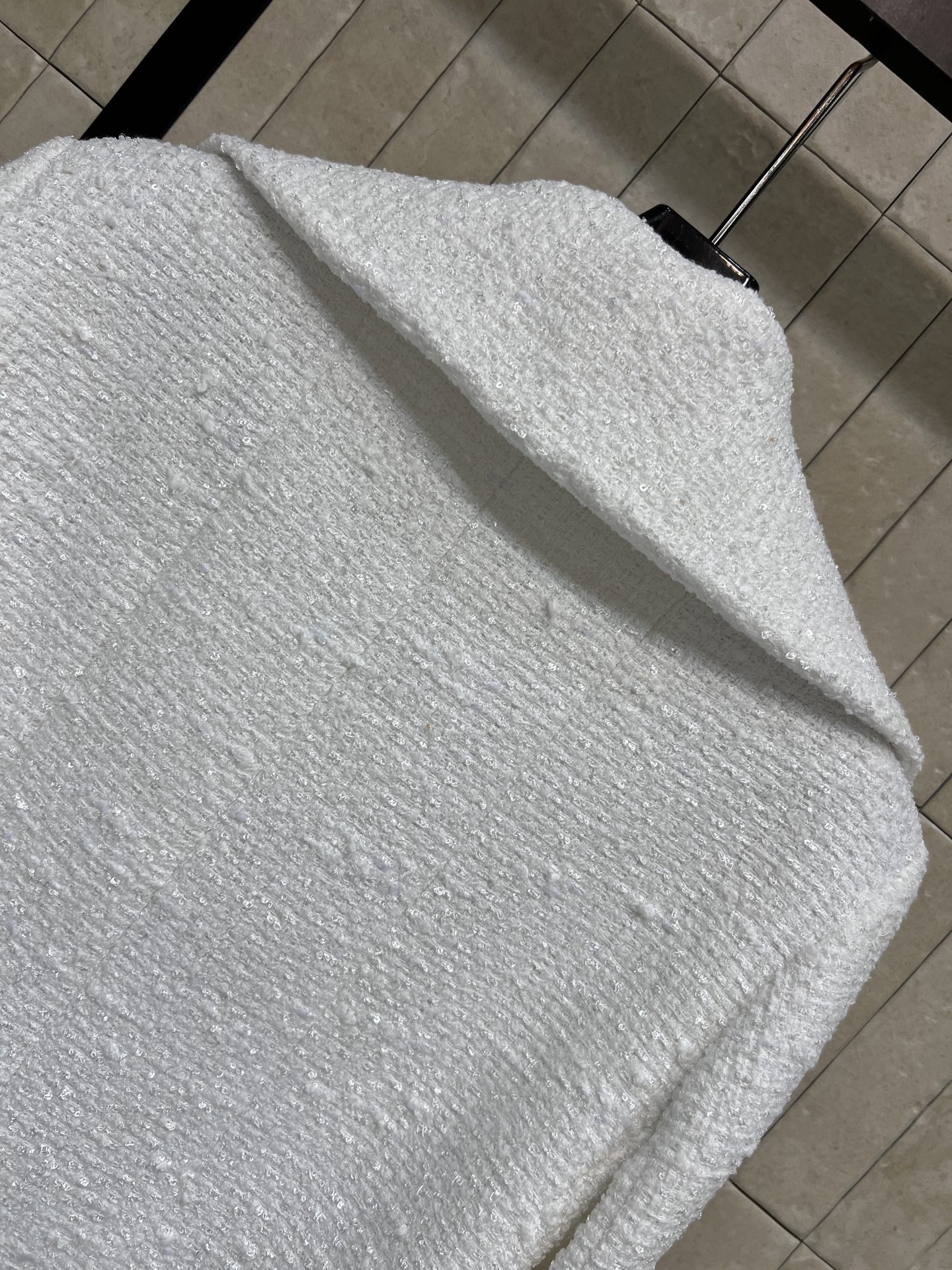 C家 26早秋新款 白色大翻领短款外套 纯净白粗纺面料肌理感十足 大翻领设计 粉调钉珠织带精致华丽 纽扣提升质感 短款利