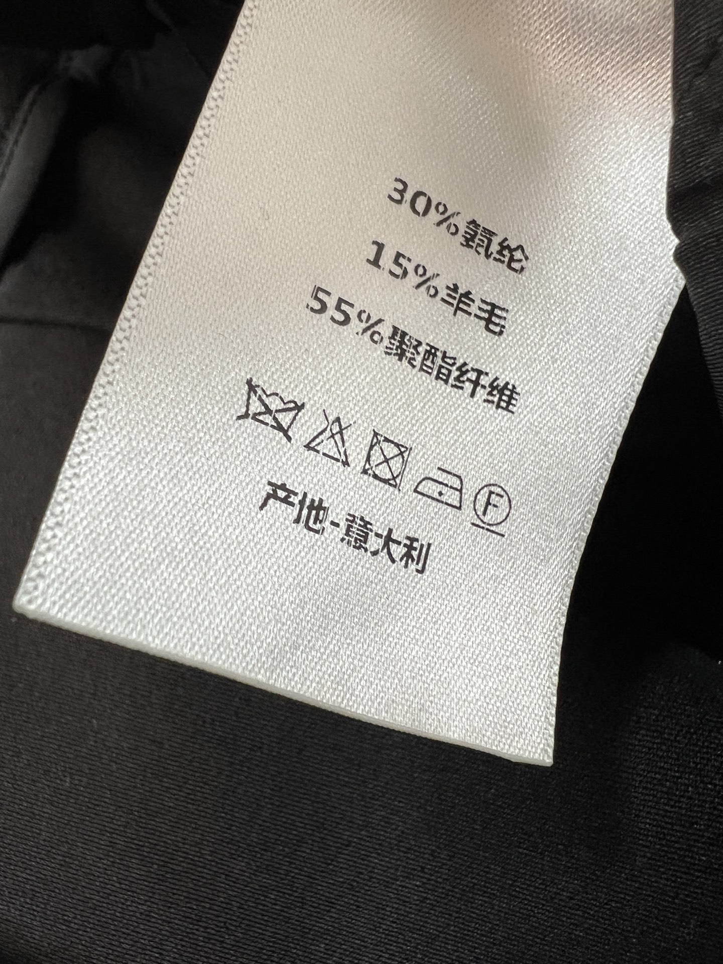 D家 26早秋新款 高腰微喇长裤 含羊毛混纺面料垂顺挺括 高腰设计轻松抬高腰线 金色纽扣点缀门襟 裤身精致刺绣logo别