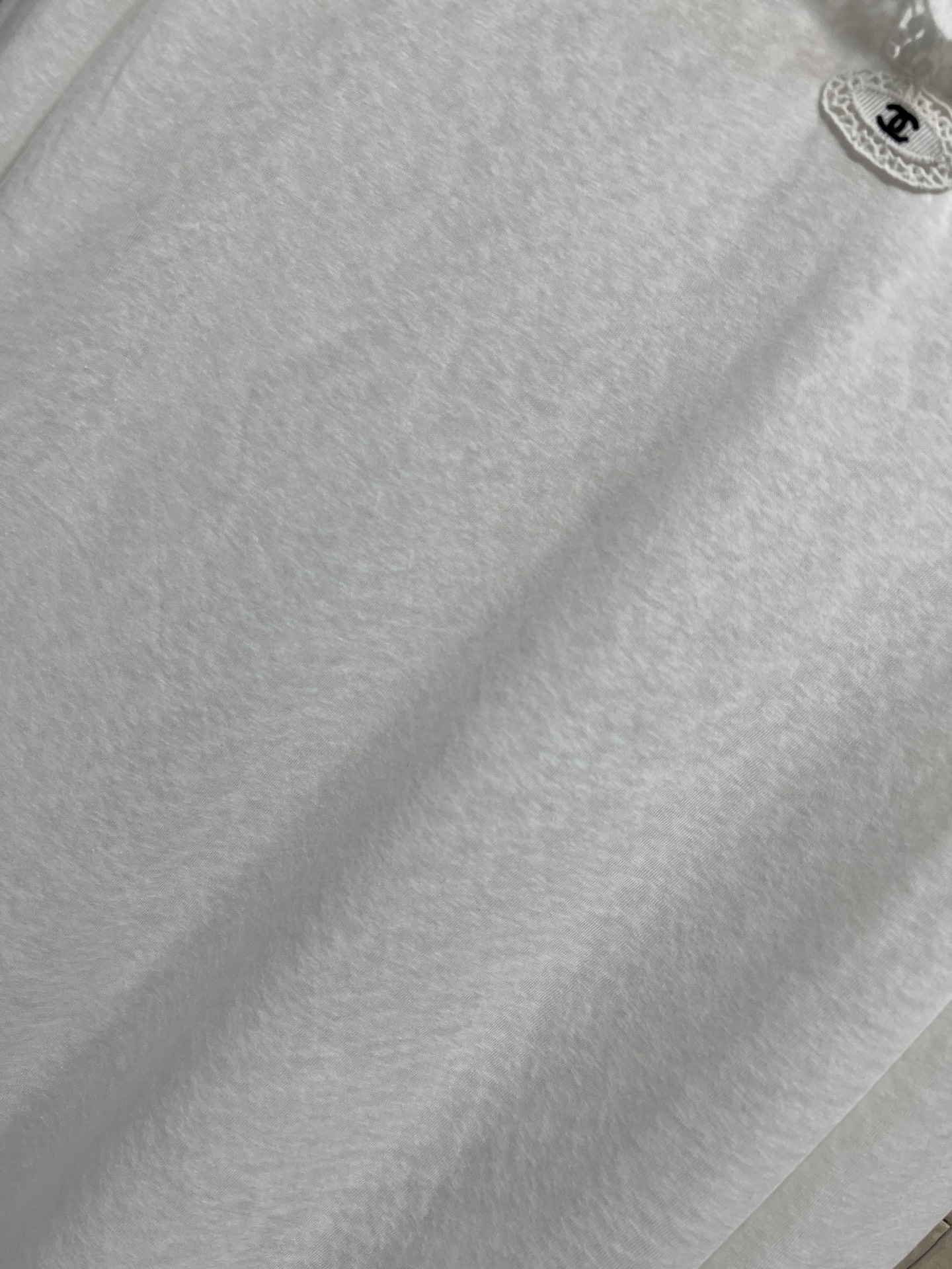 C家 26早秋新款 白色连帽长袖上衣 轻薄棉质面料 柔软透气 帽身拼接精致蕾丝 花纹细腻富有氛围感 小V半开领口 胸前刺
