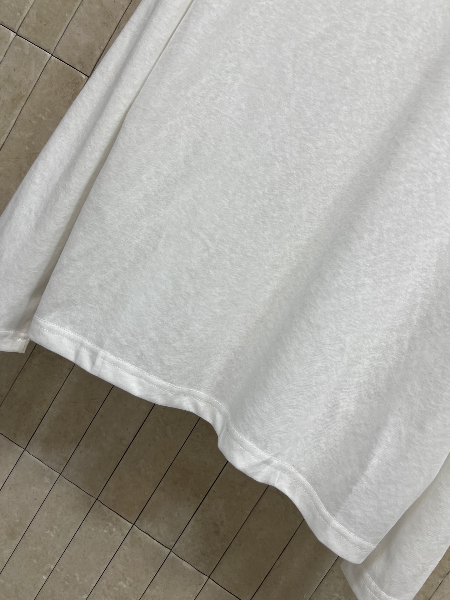 C家 26早秋新款 白色连帽长袖上衣 轻薄棉质面料 柔软透气 帽身拼接精致蕾丝 花纹细腻富有氛围感 小V半开领口 胸前刺