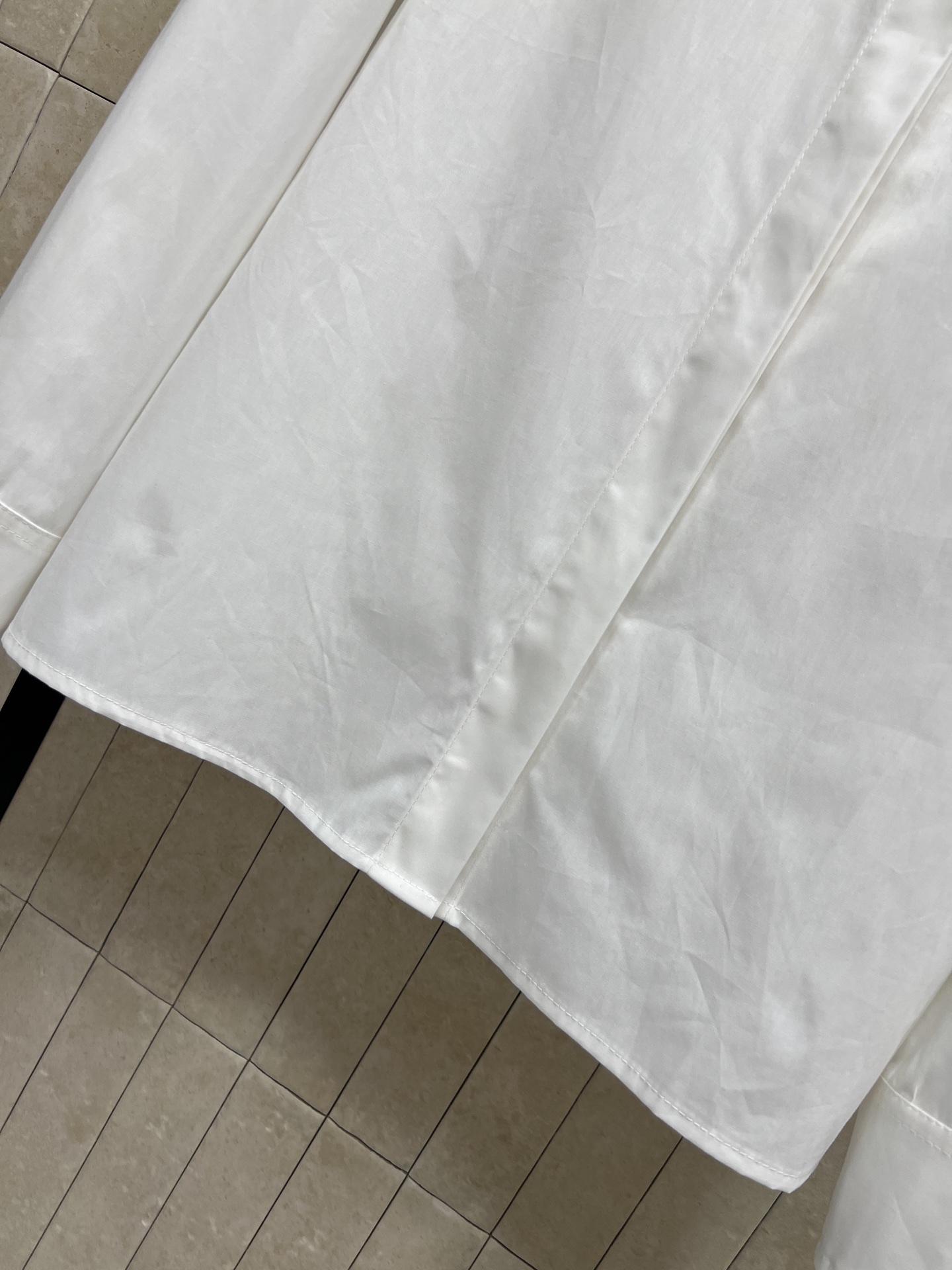 L家 26早秋新款 白色立领长袖衬衫 棉质面料挺括有型不易软塌 木耳边立领 暗门襟设计简约 弱化纽扣存在感 宽松直筒衣身