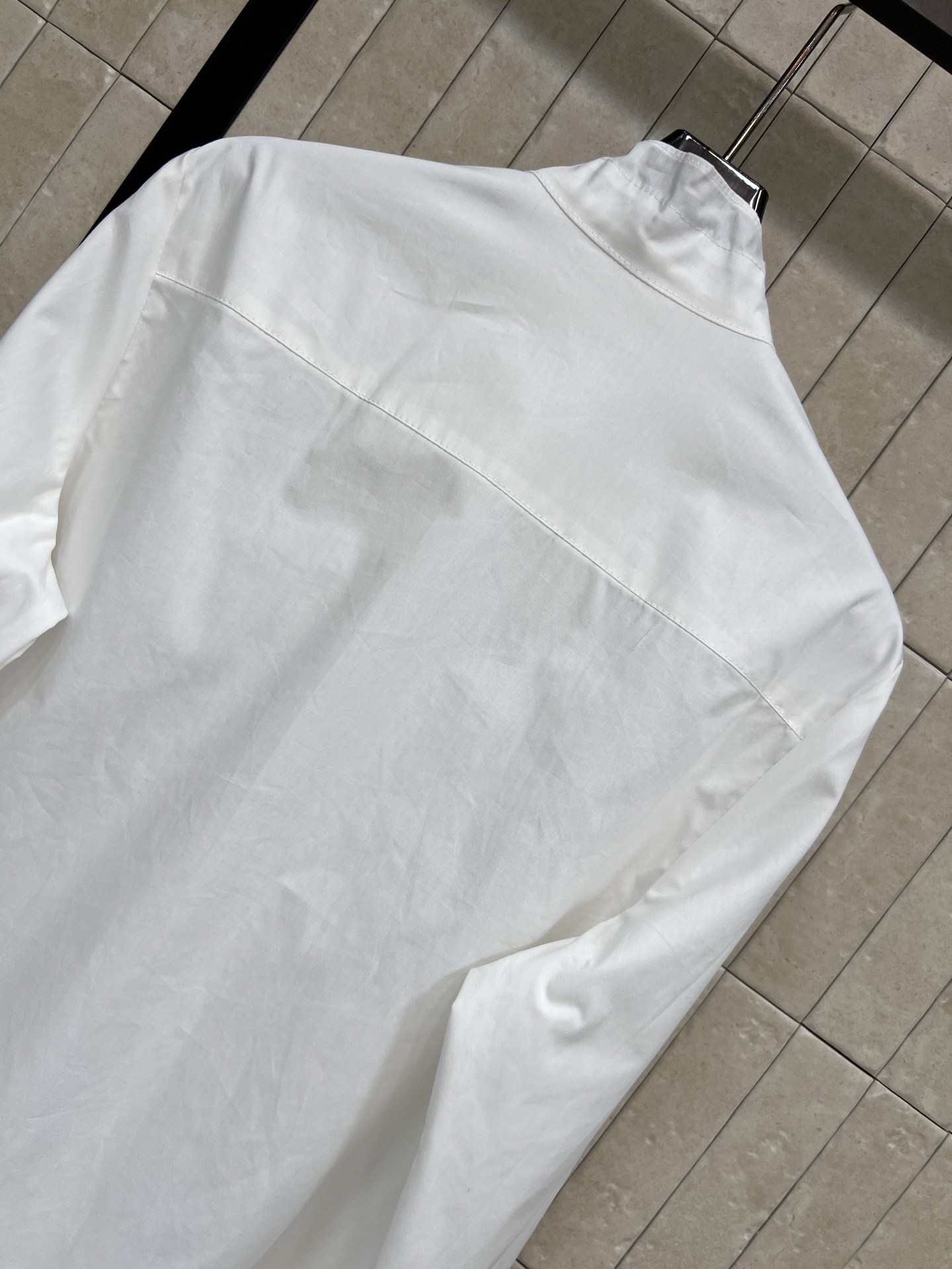 L家 26早秋新款 白色立领长袖衬衫 棉质面料挺括有型不易软塌 木耳边立领 暗门襟设计简约 弱化纽扣存在感 宽松直筒衣身