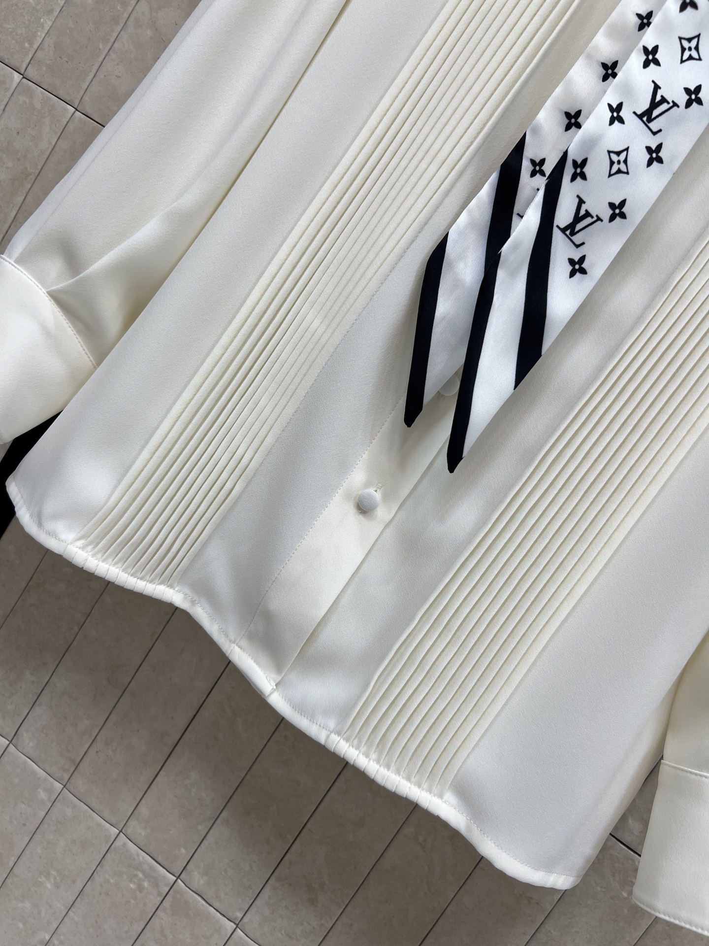 L家 26早秋新款 翻领长袖衬衫上衣 垂顺滑面料 上身轻薄透气 胸前立体压褶有层次感 搭配印花丝巾 精致氛围感拉满宽松版