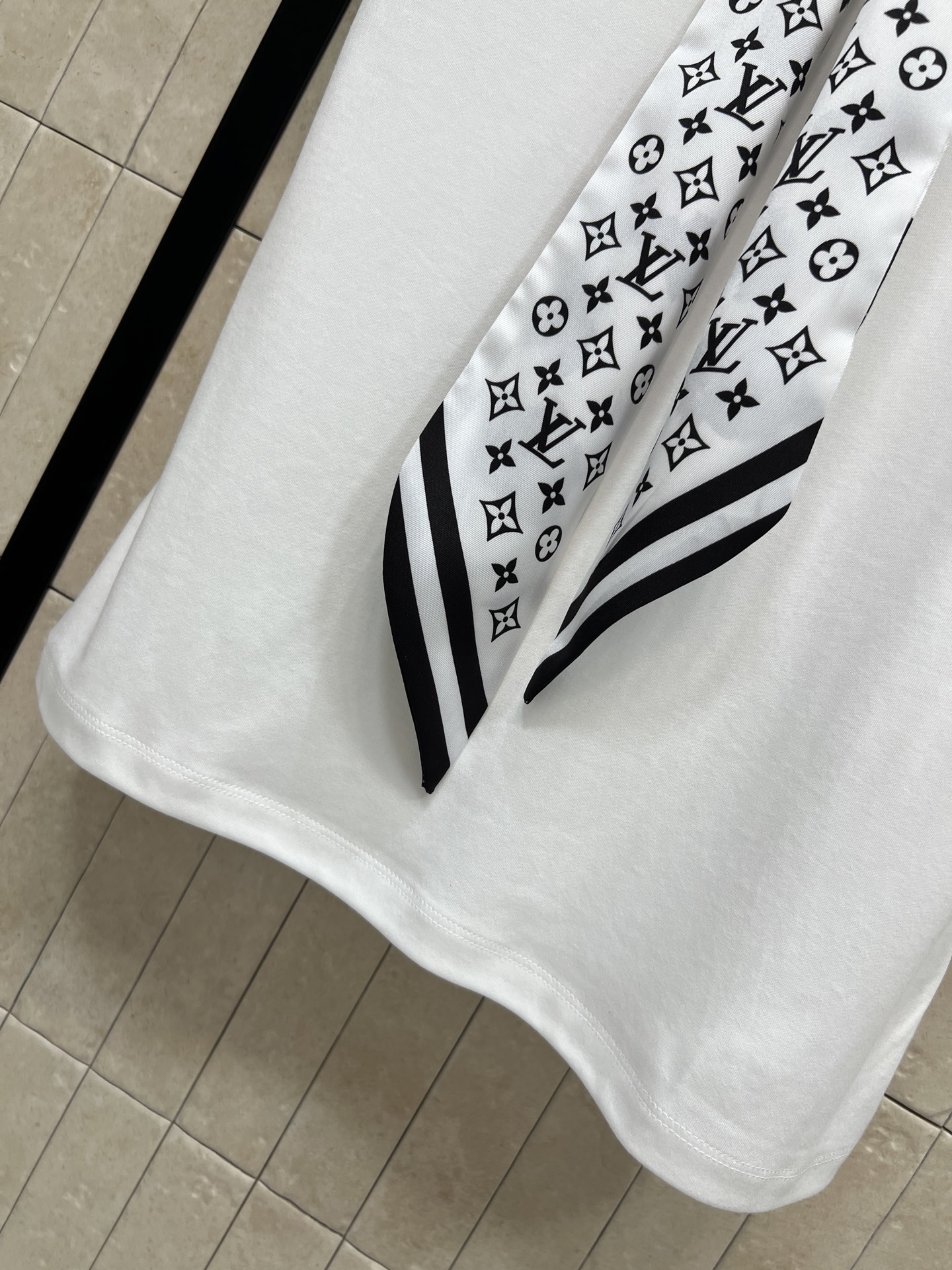 L家 26早秋新款 白色短袖T恤上衣 棉质面料柔软亲肤 自带可拆卸复古老花丝巾 系于领口氛围感十足 合身微宽松版型 不紧
