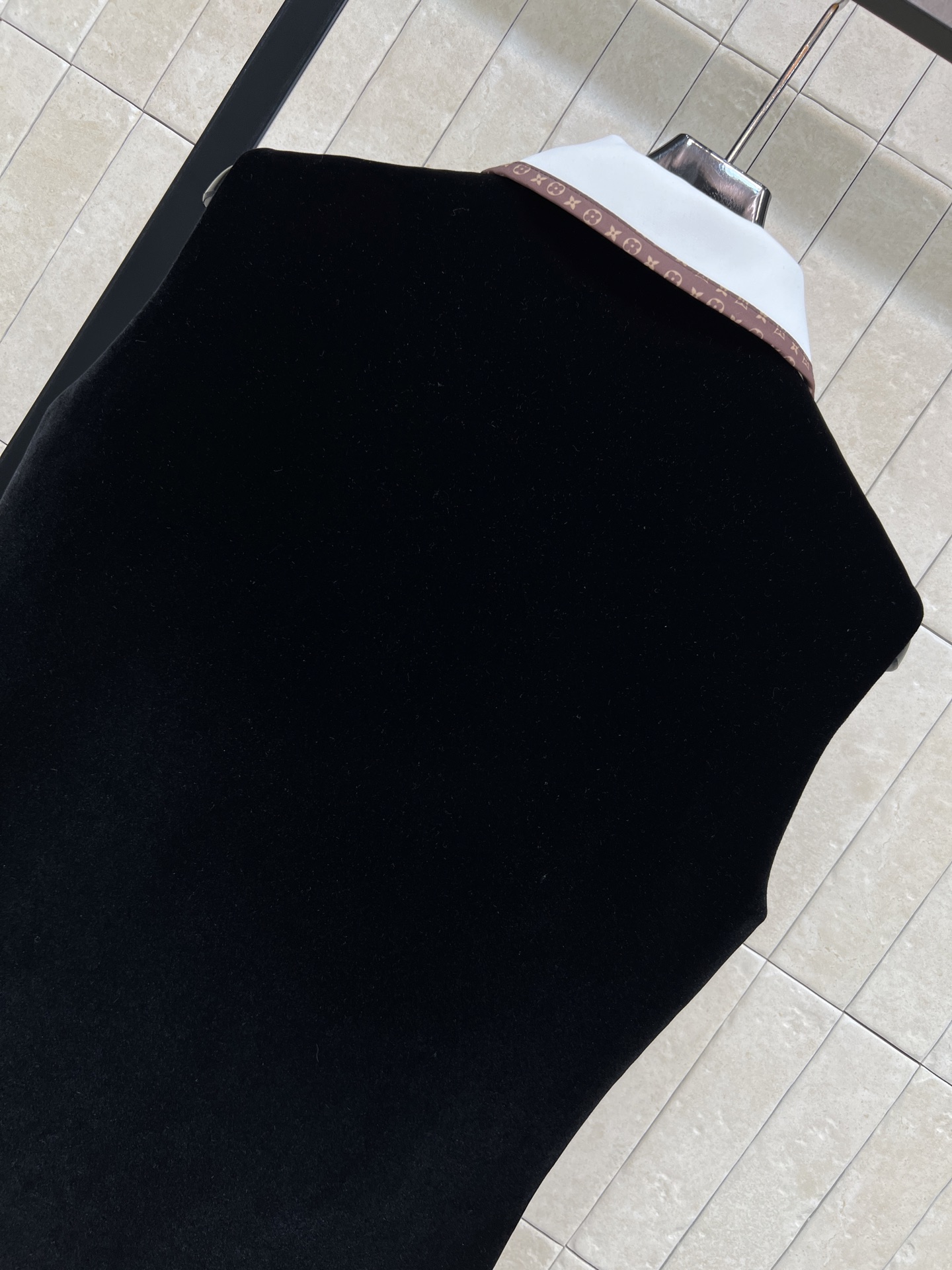 L家 26早秋新款 撞色丝绒背心裙 翻领撞色包边 门襟系带精致温柔 排扣设计增添细节感 丝绒面料质感细腻顺滑 简约A字版