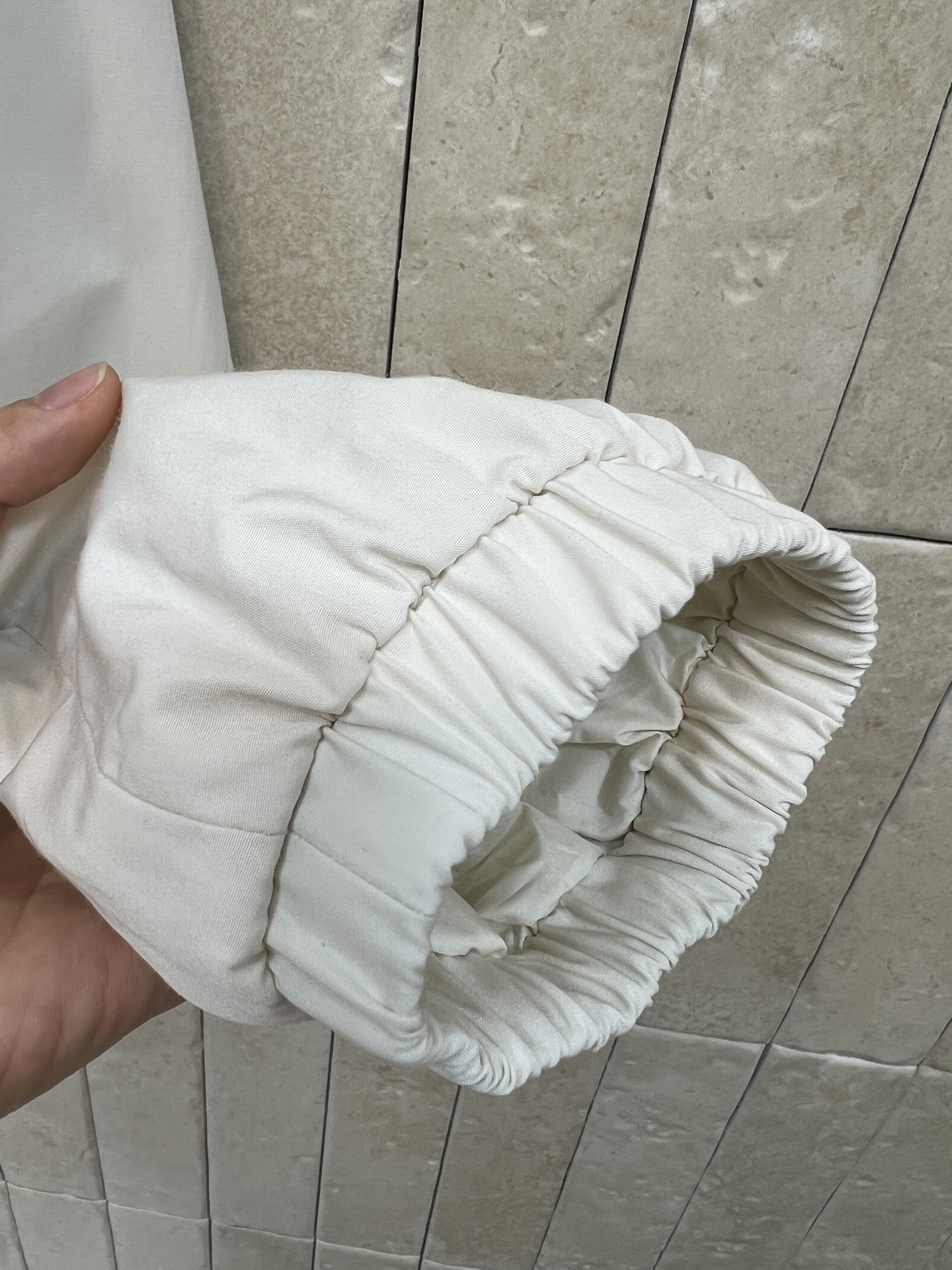 MO家 26秋冬新款 米白羽绒两件套 外层短款立领外套 松紧袖口利落休闲 臂侧logo精致 内里是毛绒领羽绒马甲 可拆卸