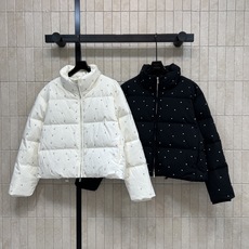 MIU家 26秋冬新款 烫钻立领羽绒外套 高立领抵御寒风 利落拉链开合 衣身满布精致水钻点缀 方格绗缝锁绒饱满短款宽松版 MIU家 26秋冬新款 烫钻立领羽绒外套 高立领抵御寒风 利落拉链开合 衣身满布精致水钻点缀 方格绗缝锁绒饱满短款宽松版