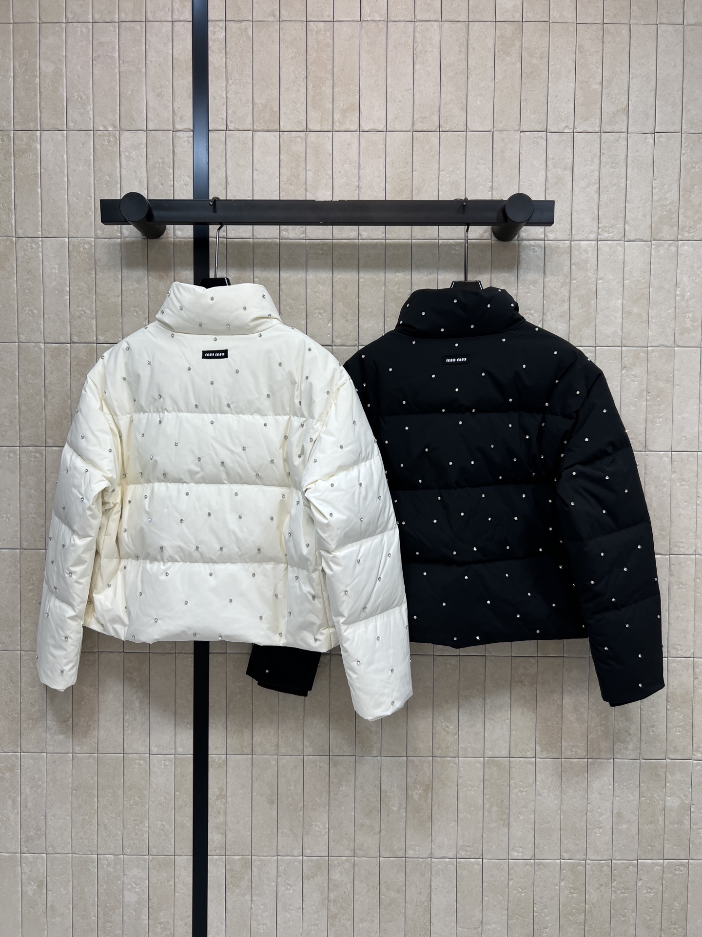MIU家 26秋冬新款 烫钻立领羽绒外套 高立领抵御寒风 利落拉链开合 衣身满布精致水钻点缀 方格绗缝锁绒饱满短款宽松版