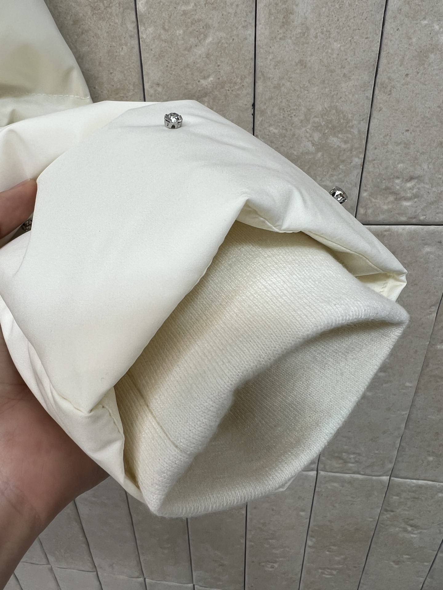 MIU家 26秋冬新款 烫钻立领羽绒外套 高立领抵御寒风 利落拉链开合 衣身满布精致水钻点缀 方格绗缝锁绒饱满短款宽松版