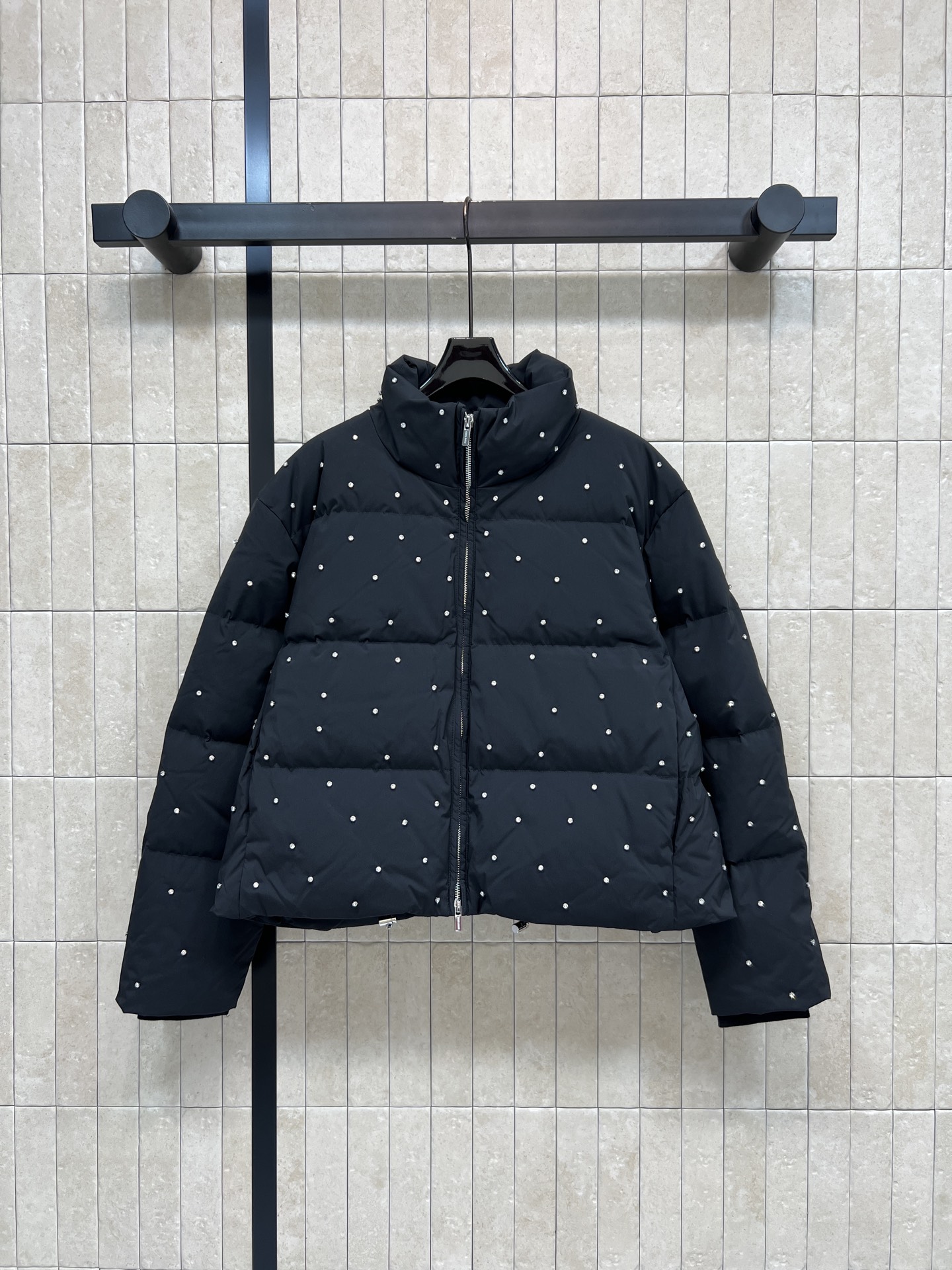 MIU家 26秋冬新款 烫钻立领羽绒外套 高立领抵御寒风 利落拉链开合 衣身满布精致水钻点缀 方格绗缝锁绒饱满短款宽松版