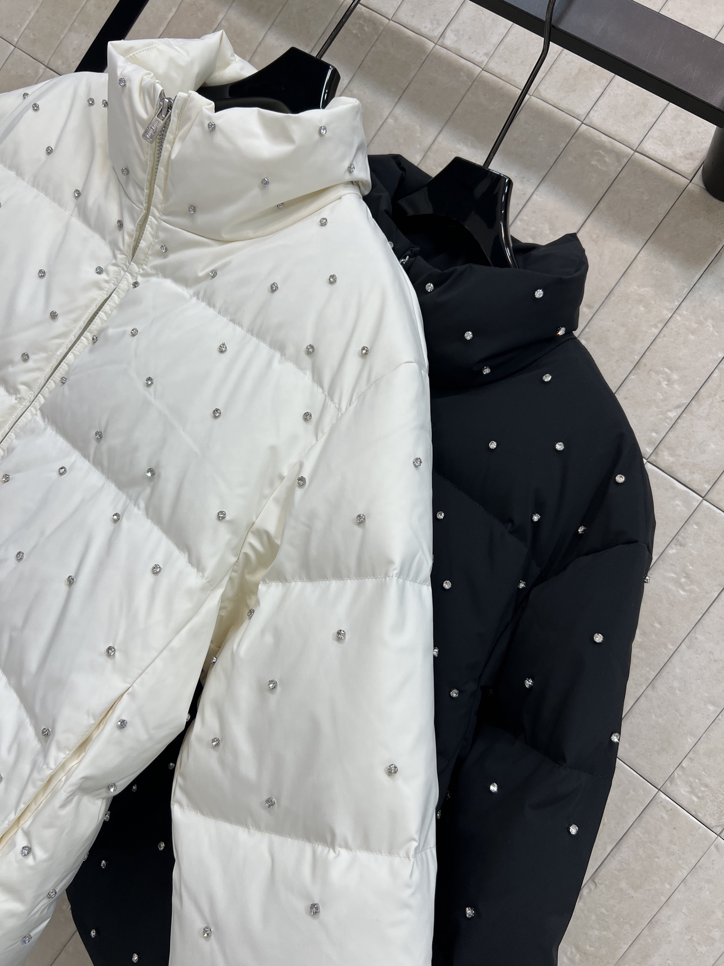 MIU家 26秋冬新款 烫钻立领羽绒外套 高立领抵御寒风 利落拉链开合 衣身满布精致水钻点缀 方格绗缝锁绒饱满短款宽松版