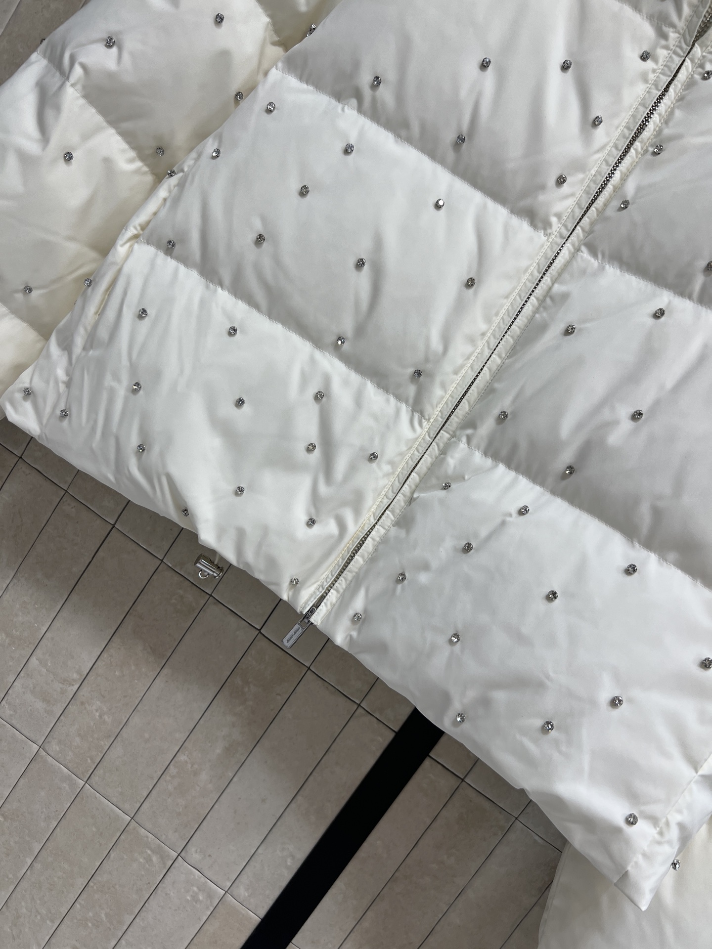 MIU家 26秋冬新款 烫钻立领羽绒外套 高立领抵御寒风 利落拉链开合 衣身满布精致水钻点缀 方格绗缝锁绒饱满短款宽松版